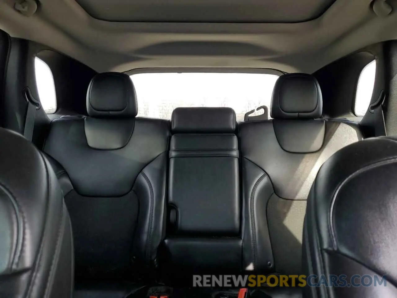 10 Photograph of a damaged car 1C4PJMLX8KD369356 JEEP GRAND CHER 2019
