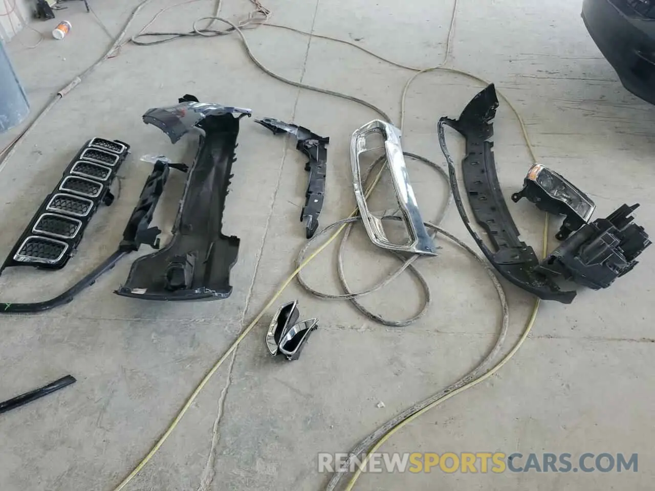 13 Photograph of a damaged car 1C4RJEBG1KC816874 JEEP GRAND CHER 2019
