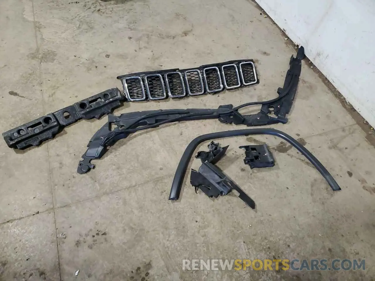 13 Photograph of a damaged car 1C4RJEBG2KC689827 JEEP GRAND CHER 2019