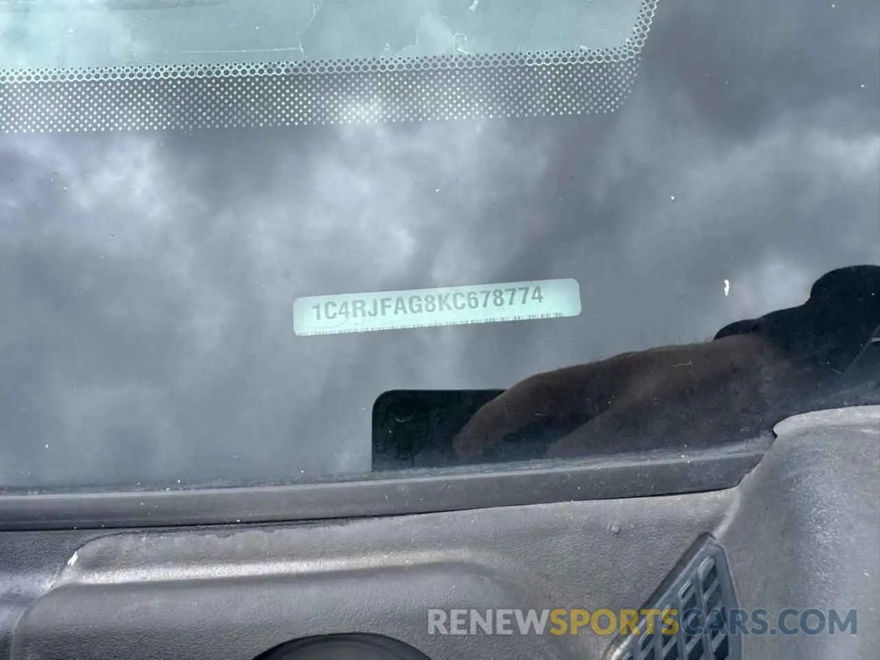 10 Photograph of a damaged car 1C4RJFAG8KC678774 JEEP GRAND CHER 2019