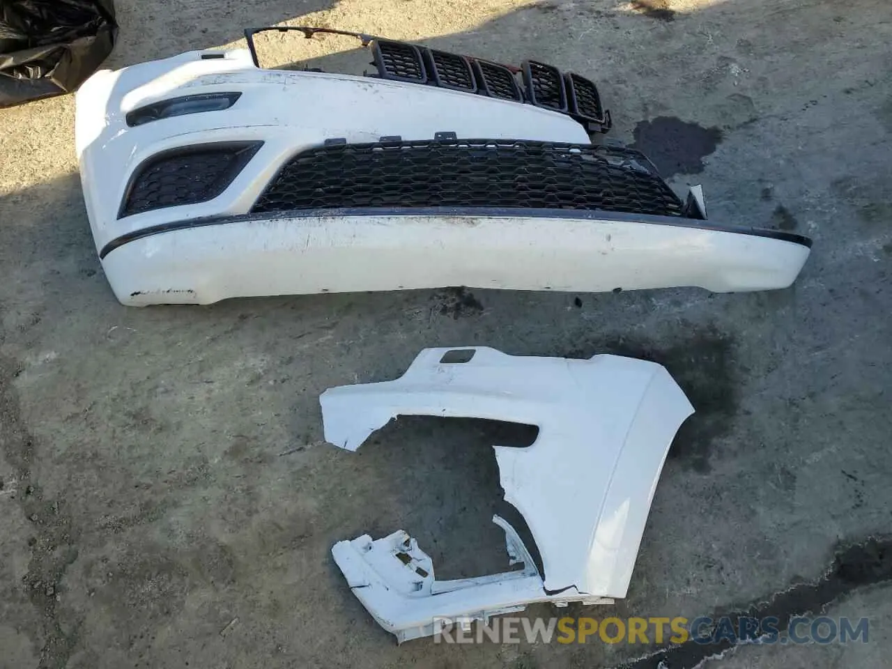 12 Photograph of a damaged car 1C4RJFBGXKC628165 JEEP GRAND CHER 2019