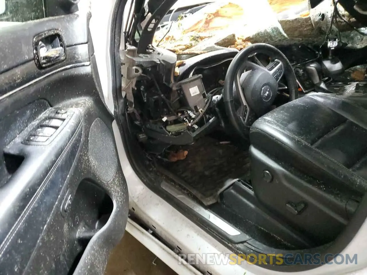 8 Photograph of a damaged car 1C4RJFBG0MC525811 JEEP GRAND CHER 2021