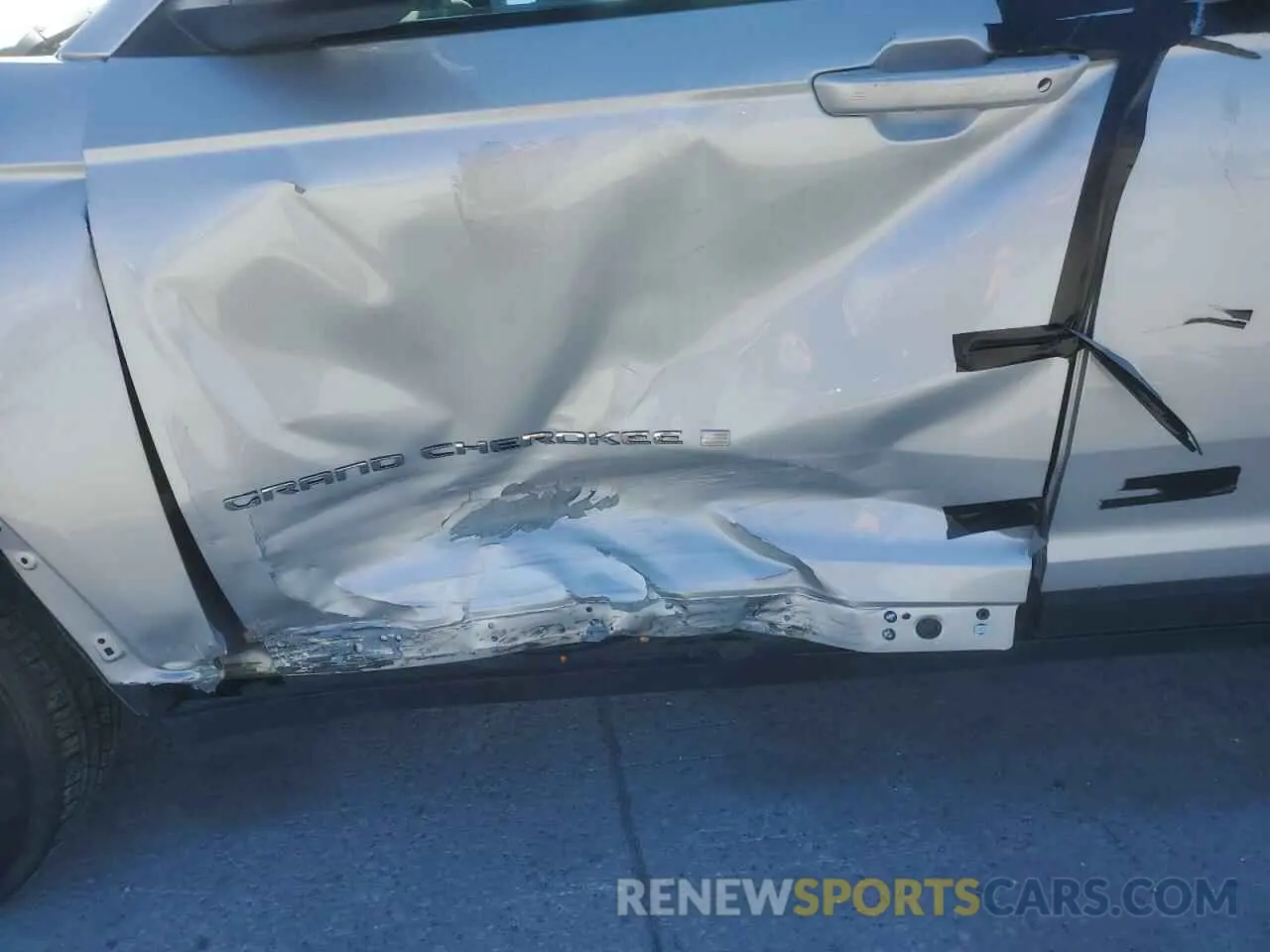 7 Photograph of a damaged car 1C4RJJAG4P8835424 JEEP GRAND CHER 2023