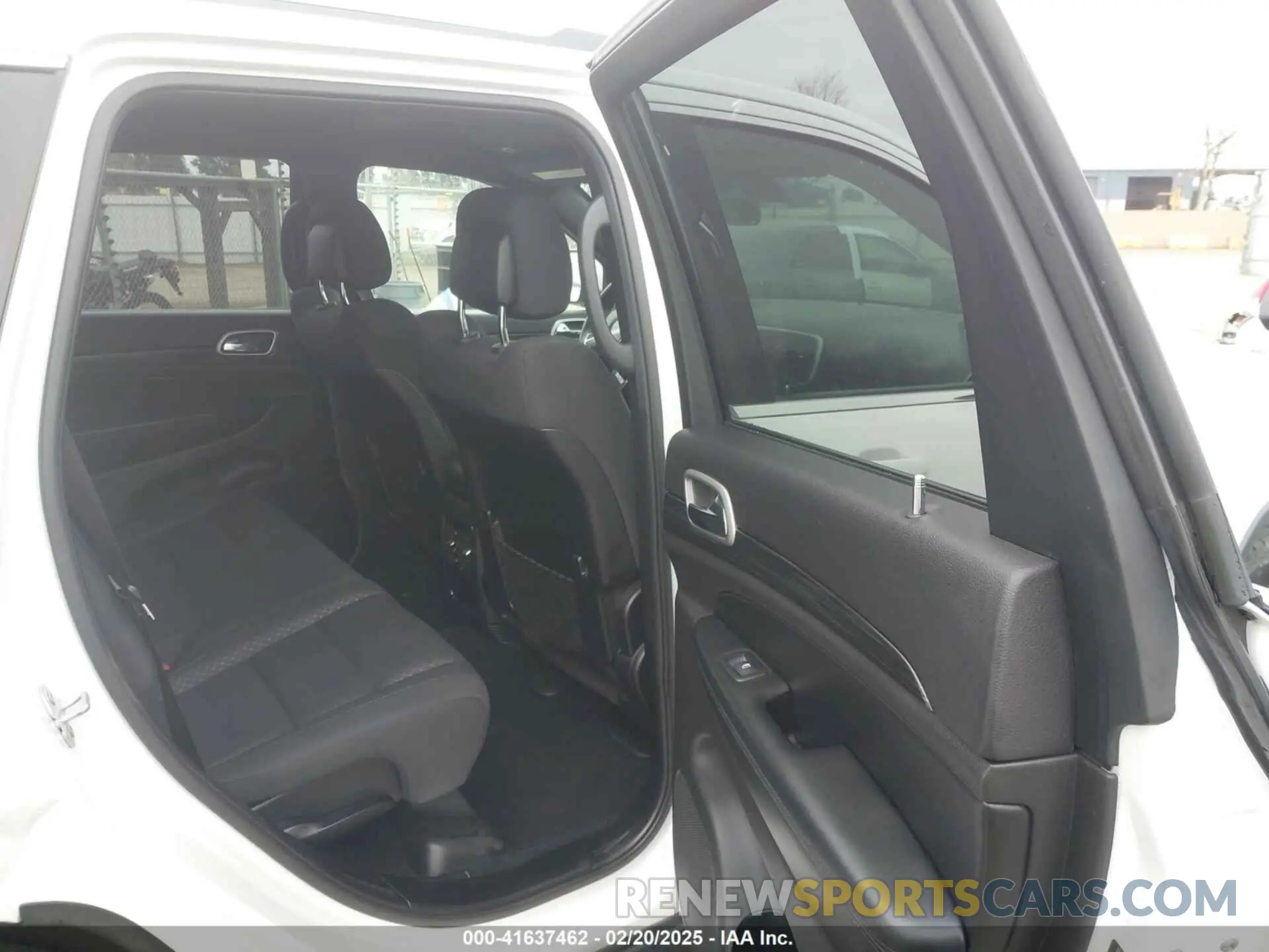 8 Photograph of a damaged car 1C4RJEAG0KC698608 JEEP GRAND CHEROKEE 2019