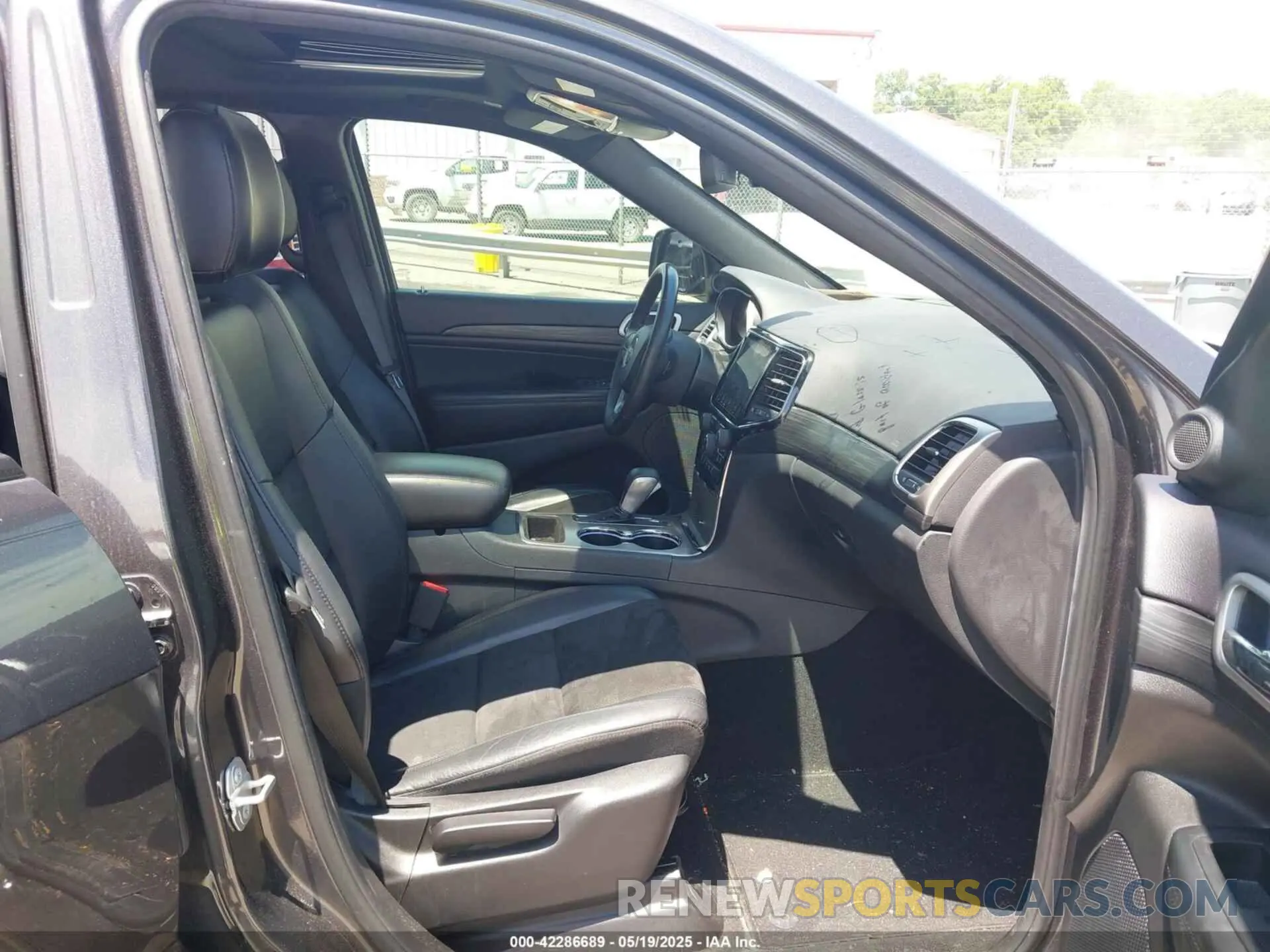 5 Photograph of a damaged car 1C4RJEAG0KC778605 JEEP GRAND CHEROKEE 2019