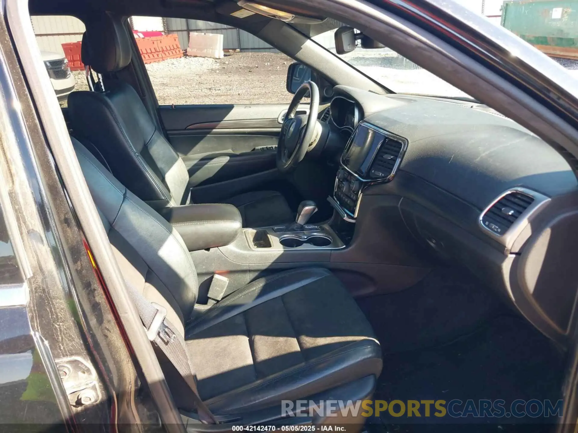 5 Photograph of a damaged car 1C4RJEAG3KC558147 JEEP GRAND CHEROKEE 2019