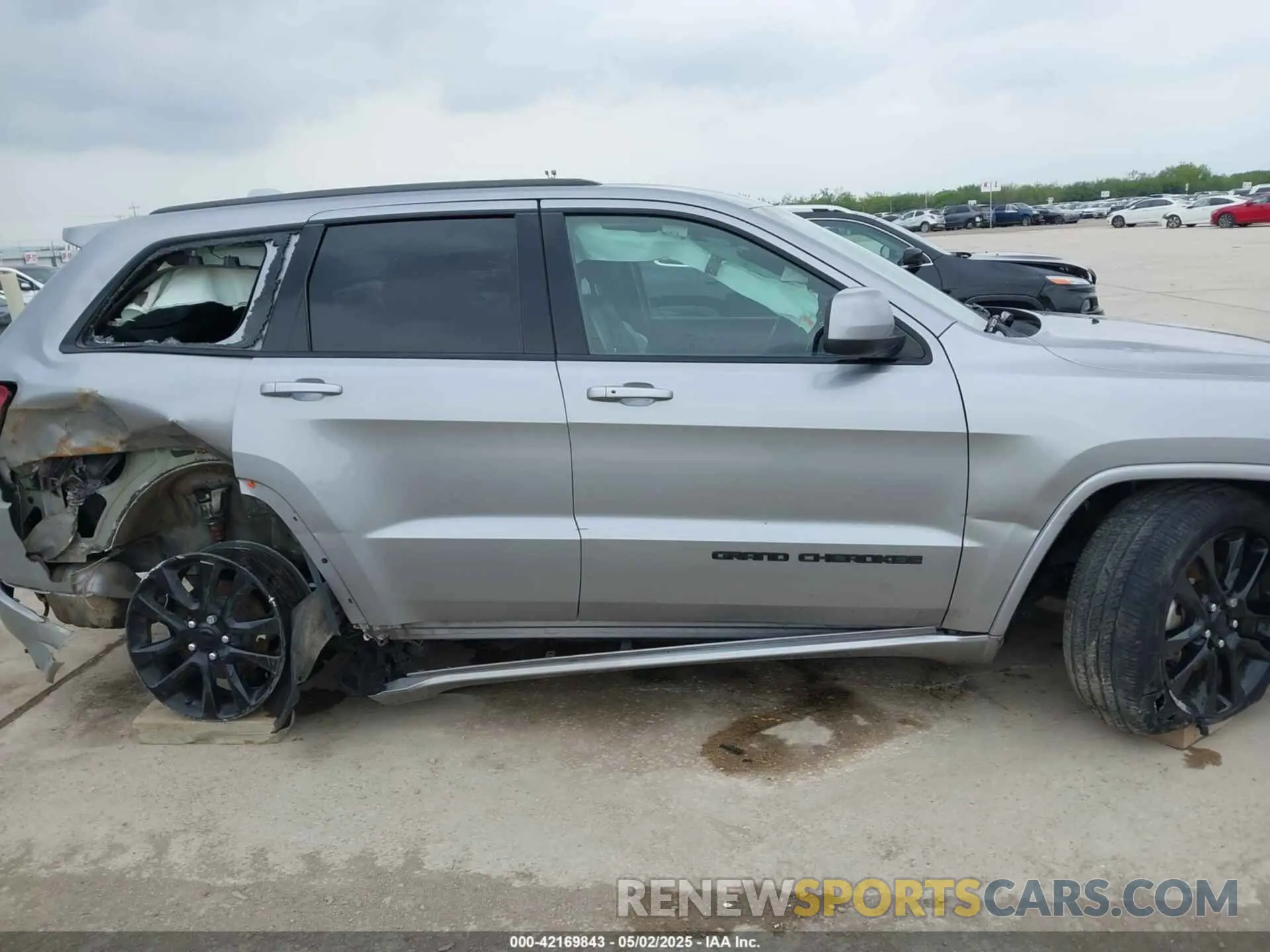 12 Photograph of a damaged car 1C4RJEAG3KC672617 JEEP GRAND CHEROKEE 2019