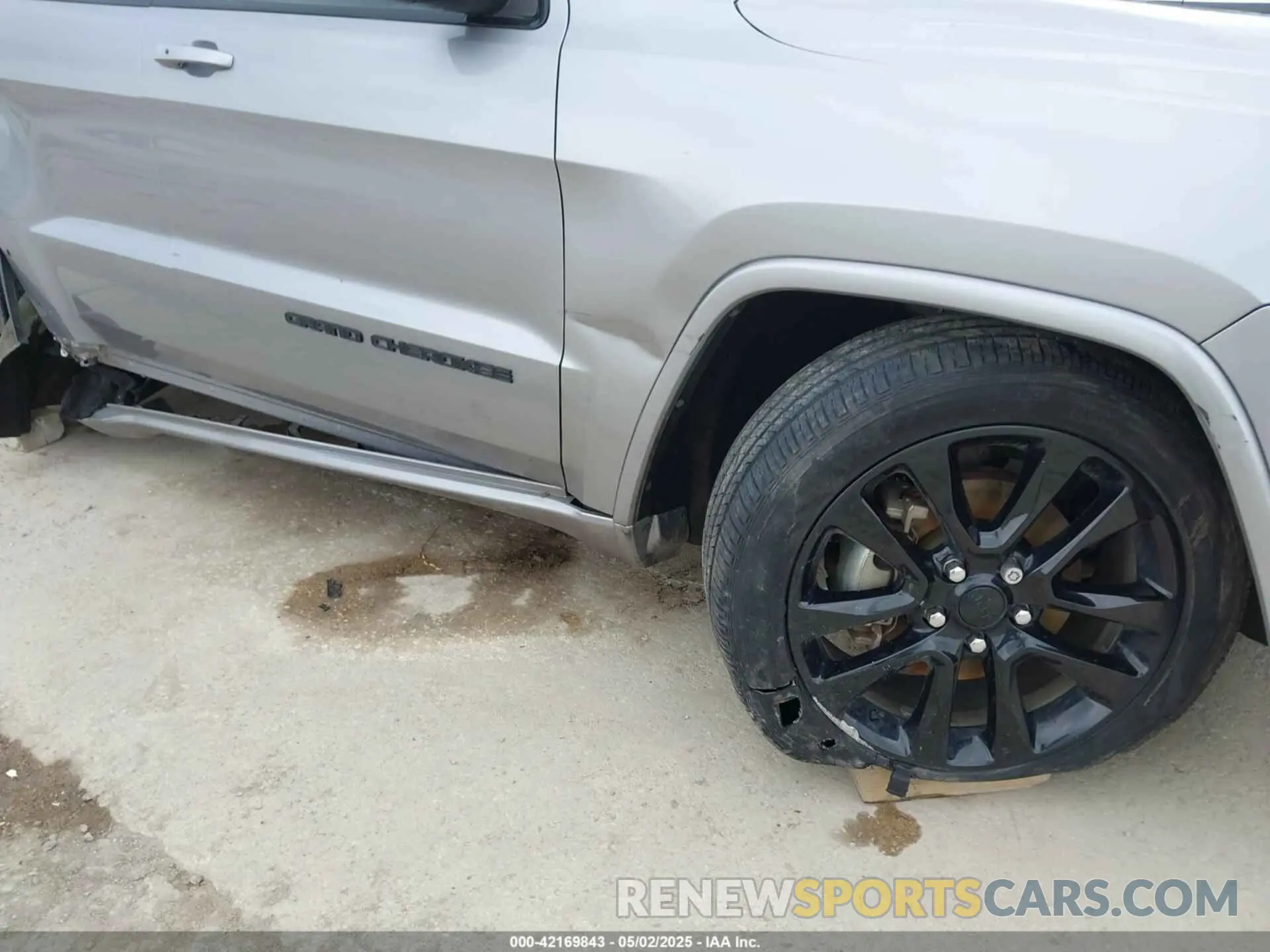 17 Photograph of a damaged car 1C4RJEAG3KC672617 JEEP GRAND CHEROKEE 2019