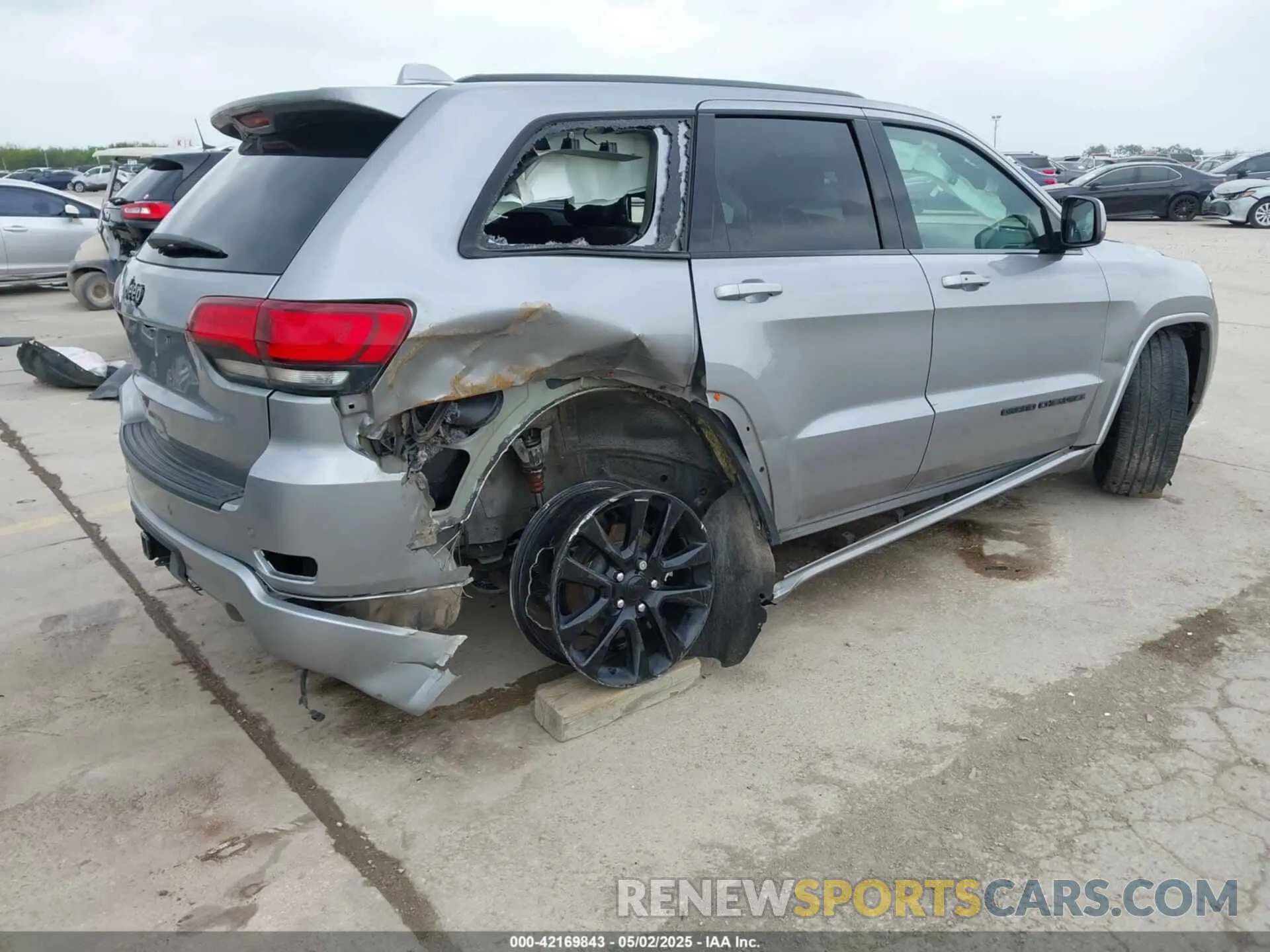4 Photograph of a damaged car 1C4RJEAG3KC672617 JEEP GRAND CHEROKEE 2019