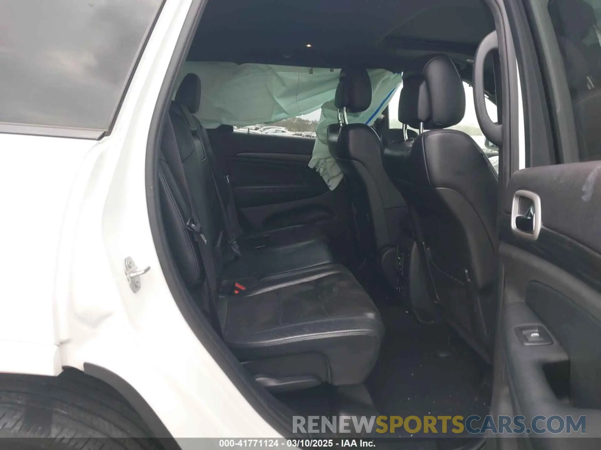 8 Photograph of a damaged car 1C4RJEAG5KC776459 JEEP GRAND CHEROKEE 2019