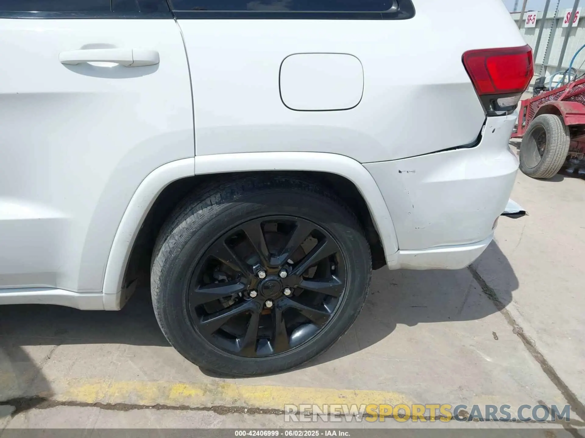 17 Photograph of a damaged car 1C4RJEAG6KC572544 JEEP GRAND CHEROKEE 2019