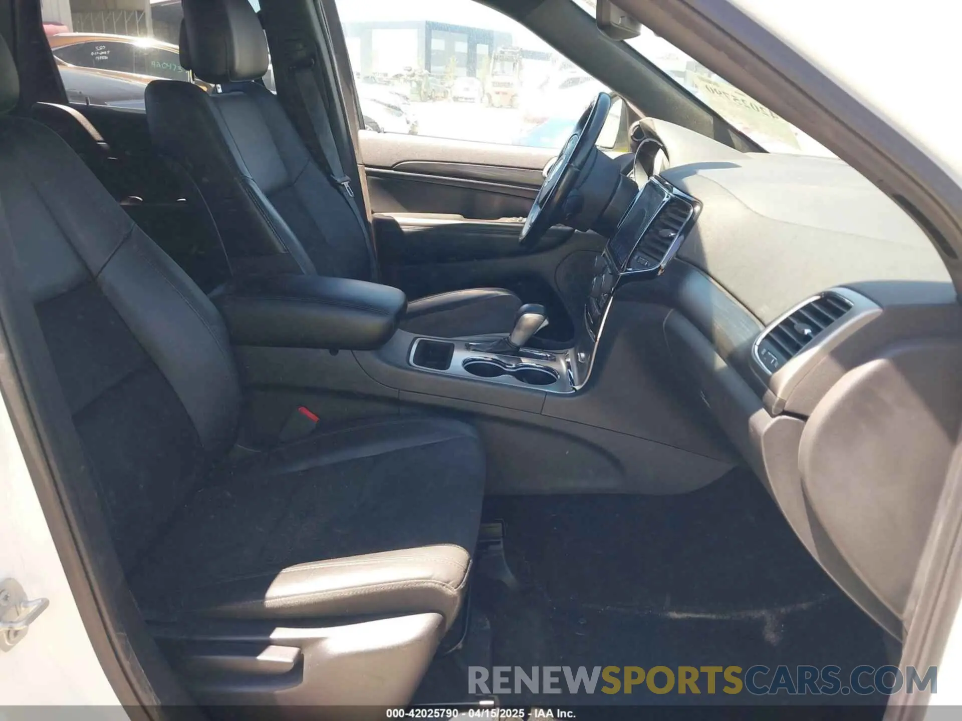 5 Photograph of a damaged car 1C4RJEAG6KC850892 JEEP GRAND CHEROKEE 2019