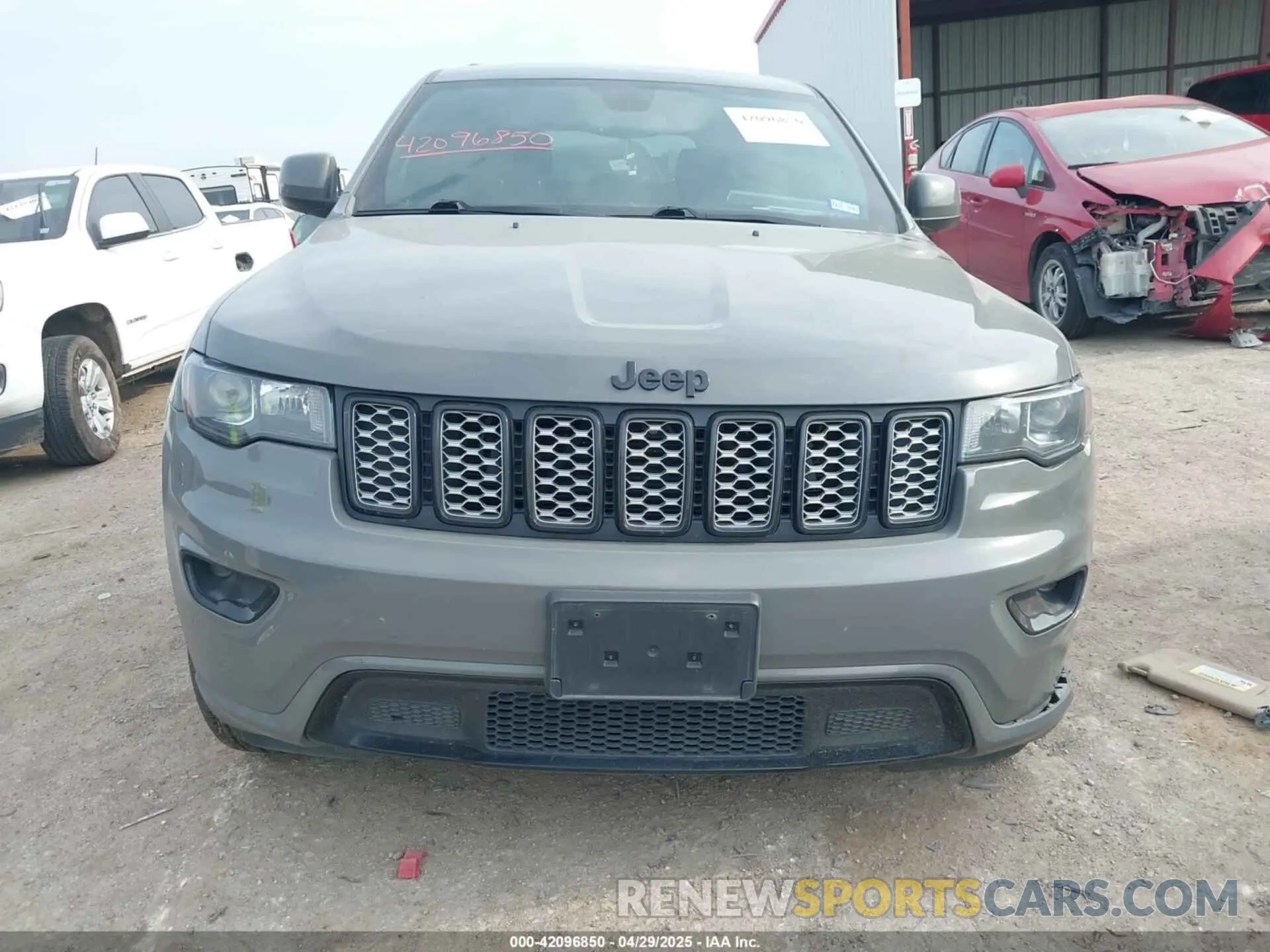 12 Photograph of a damaged car 1C4RJEAG7KC662575 JEEP GRAND CHEROKEE 2019