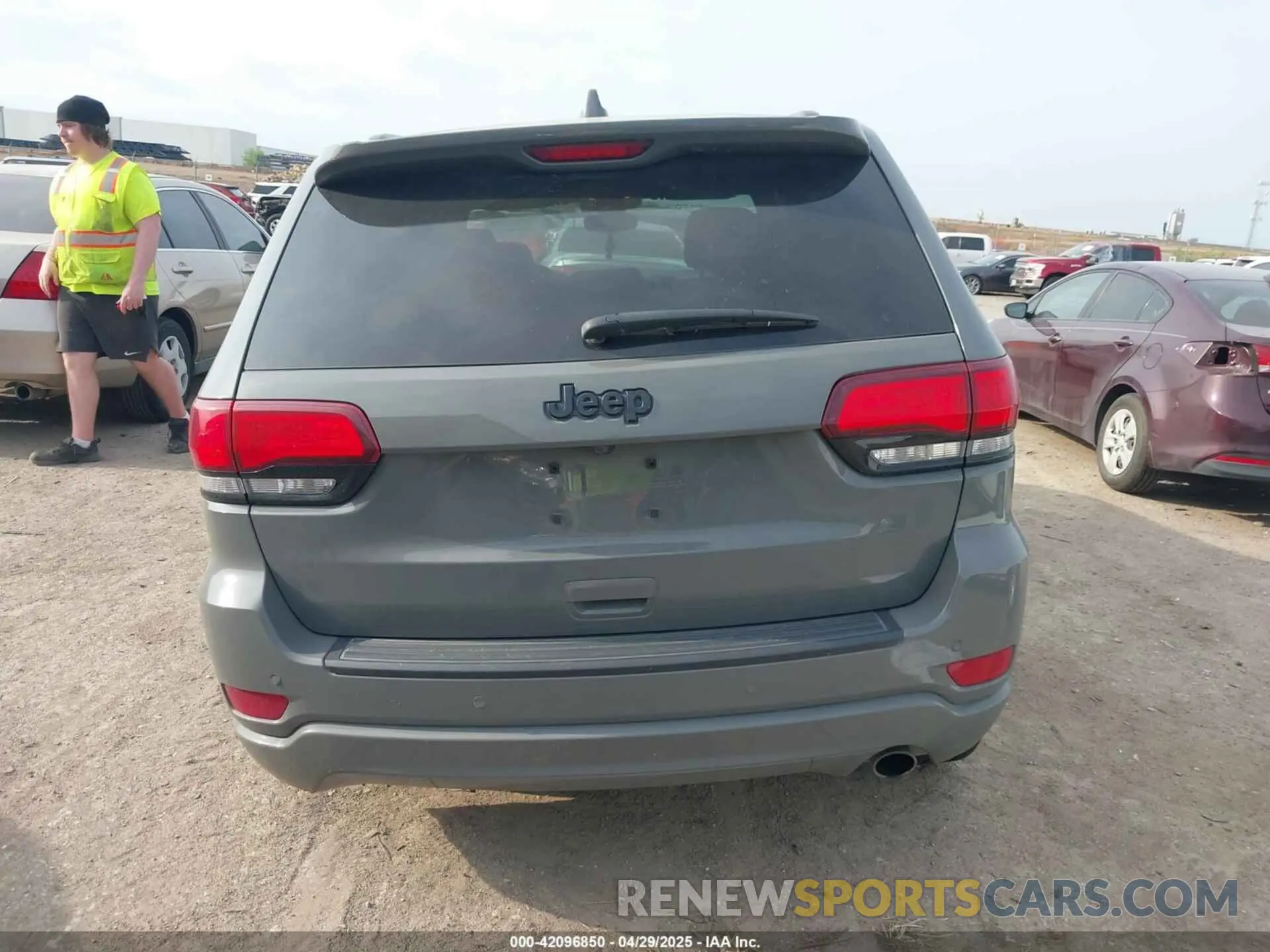 16 Photograph of a damaged car 1C4RJEAG7KC662575 JEEP GRAND CHEROKEE 2019