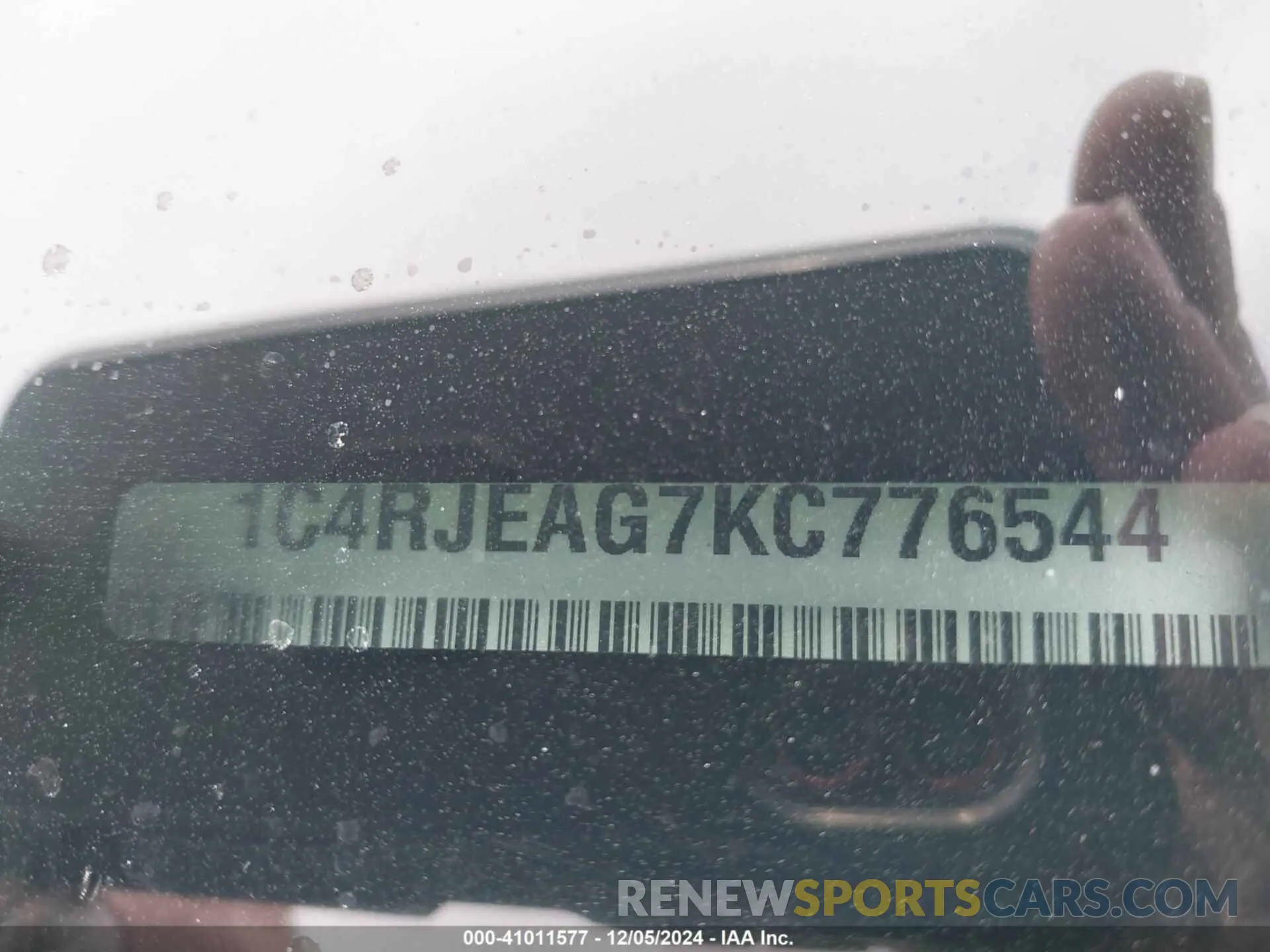 17 Photograph of a damaged car 1C4RJEAG7KC776544 JEEP GRAND CHEROKEE 2019