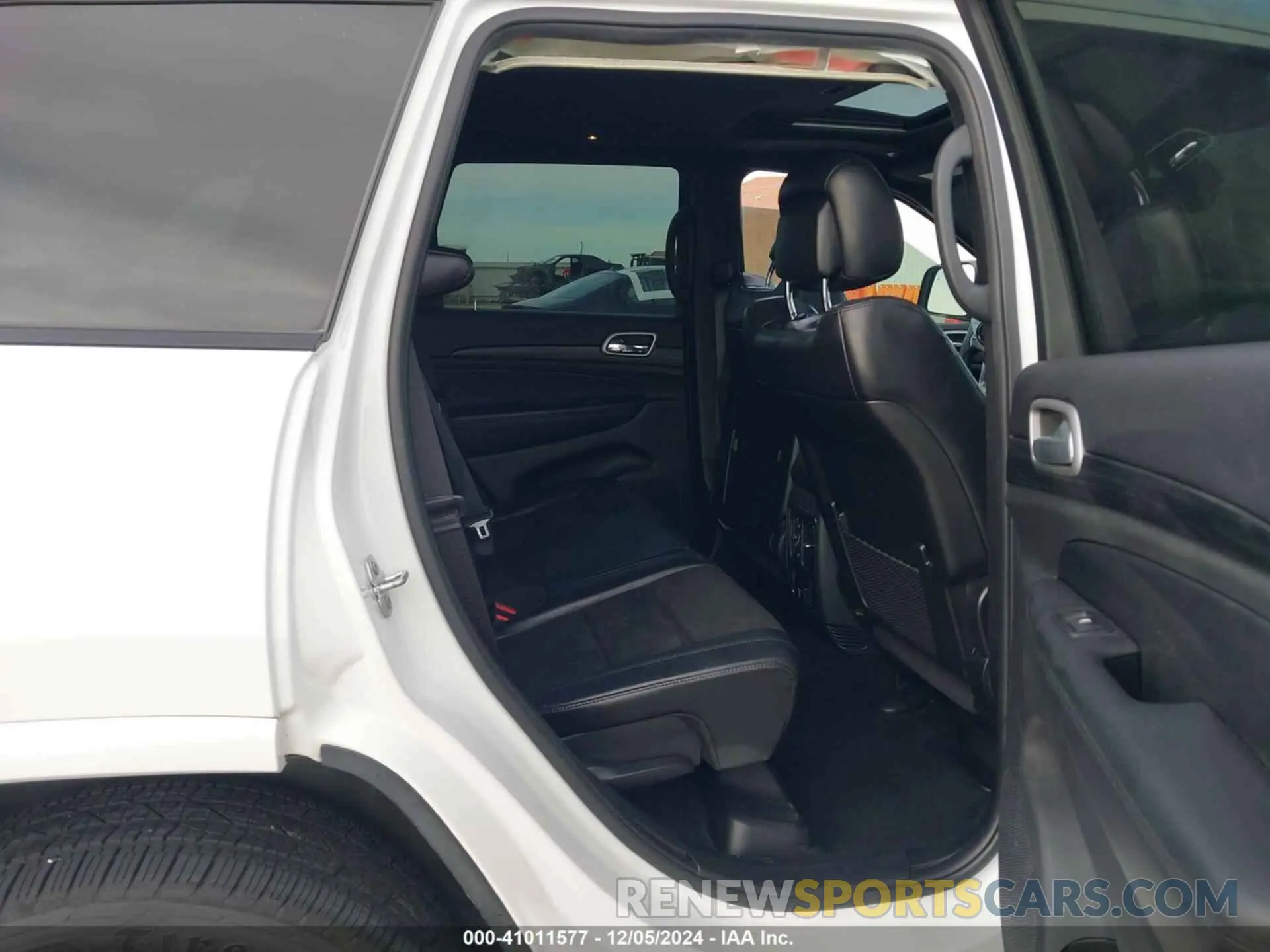 8 Photograph of a damaged car 1C4RJEAG7KC776544 JEEP GRAND CHEROKEE 2019