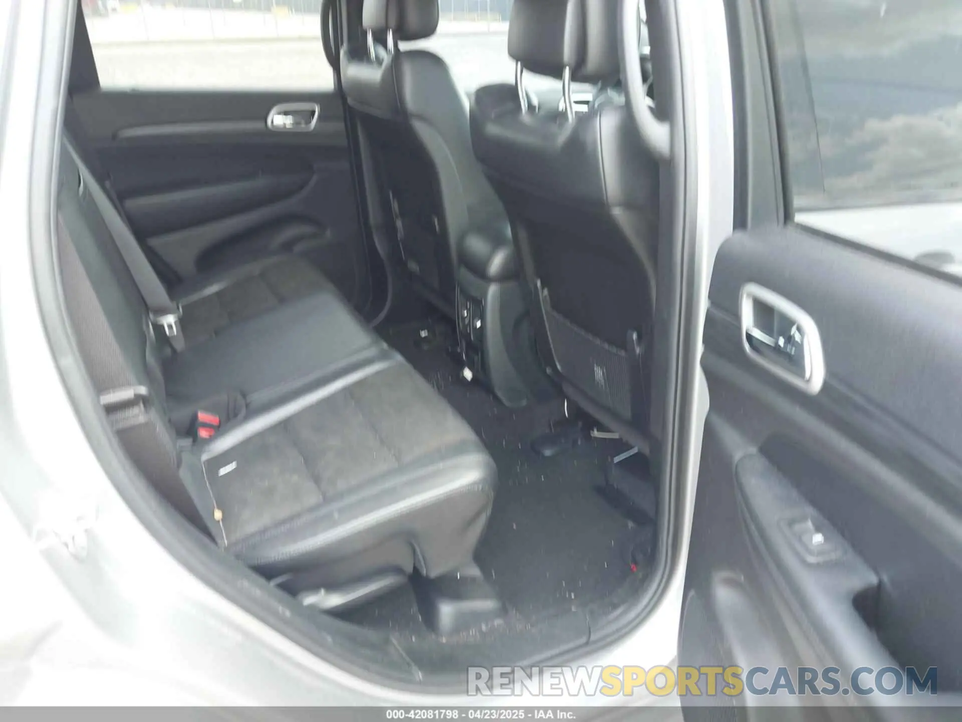 8 Photograph of a damaged car 1C4RJEAG8KC614650 JEEP GRAND CHEROKEE 2019