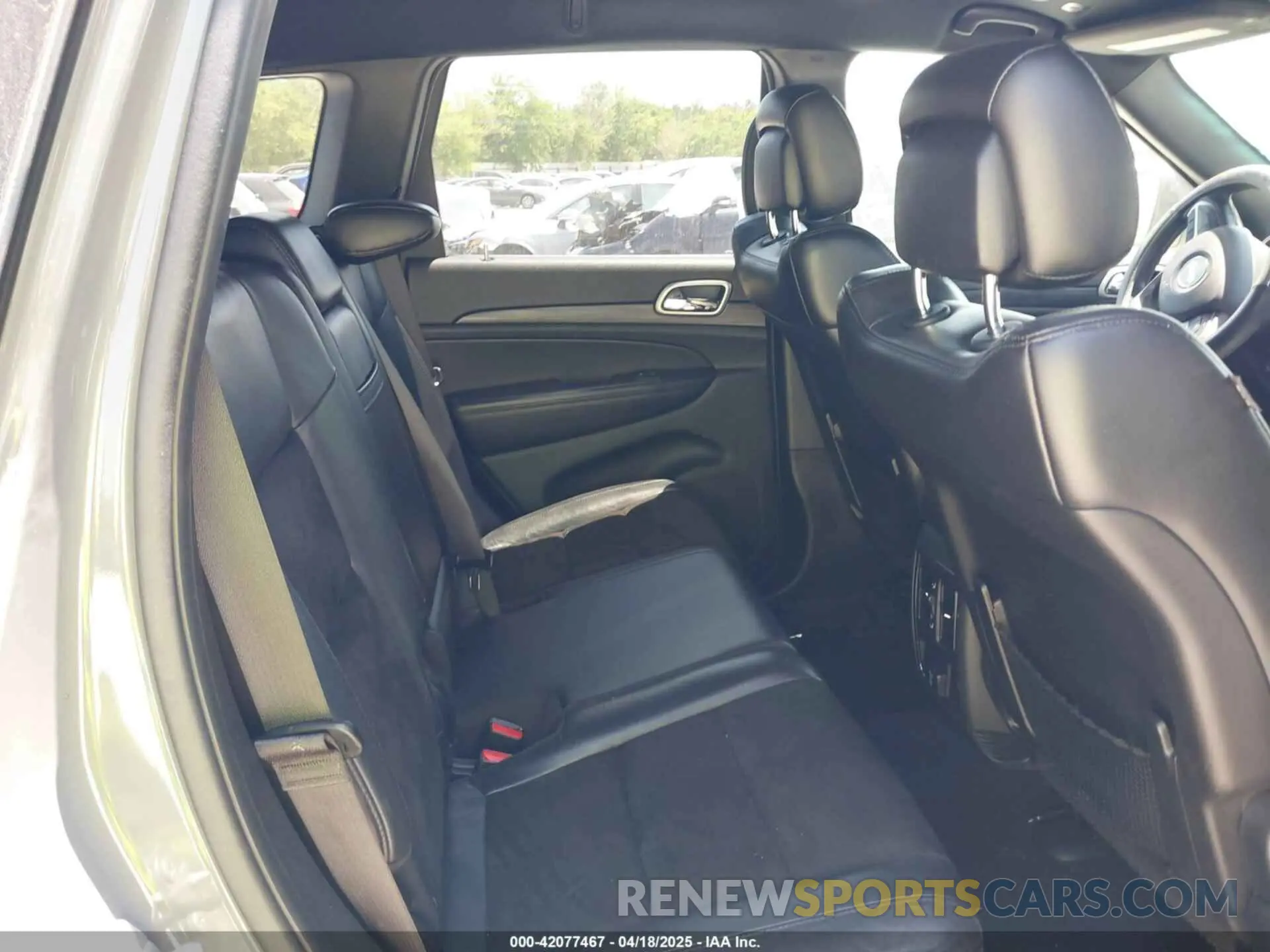 8 Photograph of a damaged car 1C4RJEAG8KC673472 JEEP GRAND CHEROKEE 2019