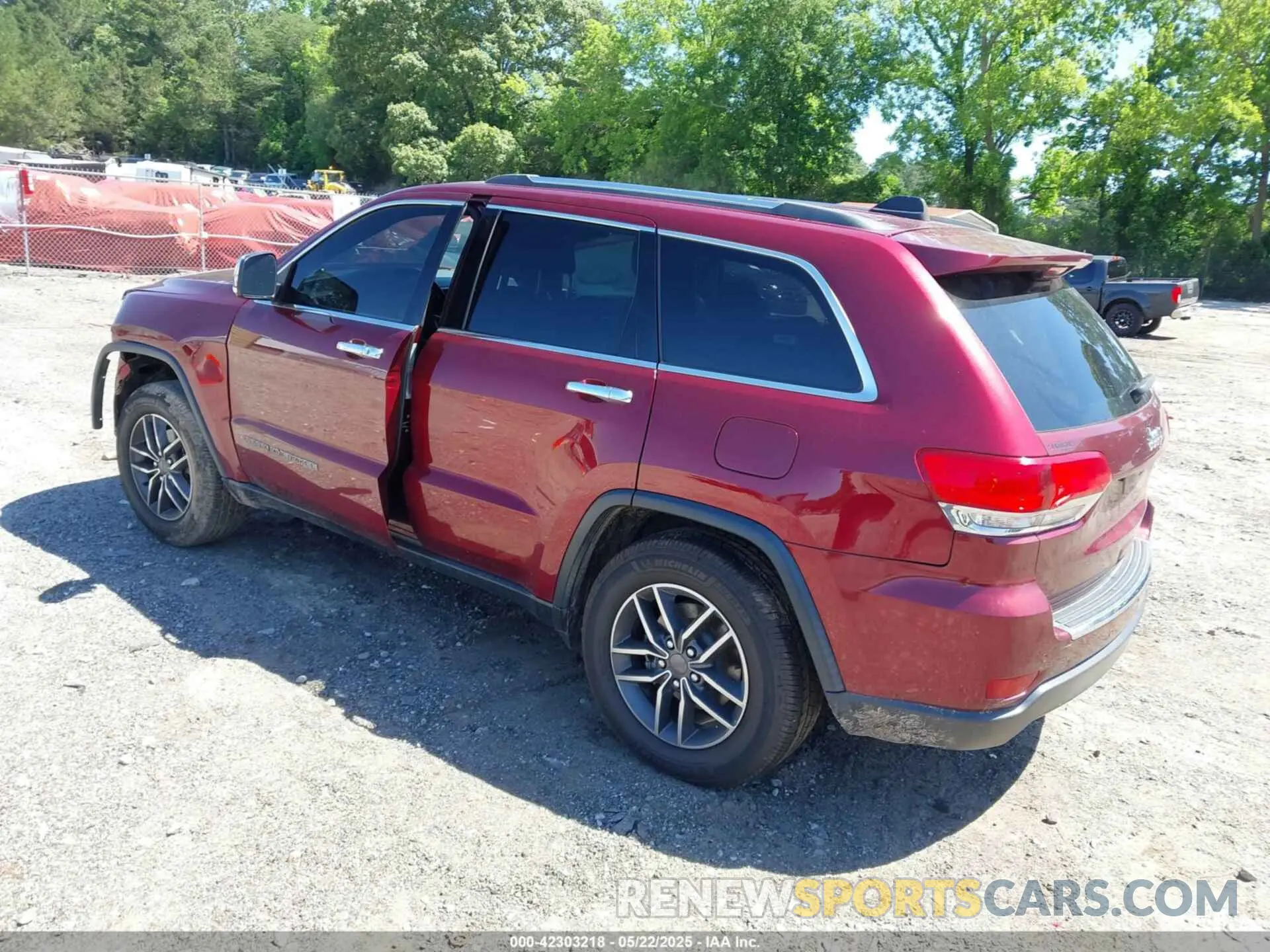 3 Photograph of a damaged car 1C4RJEBG0KC656728 JEEP GRAND CHEROKEE 2019