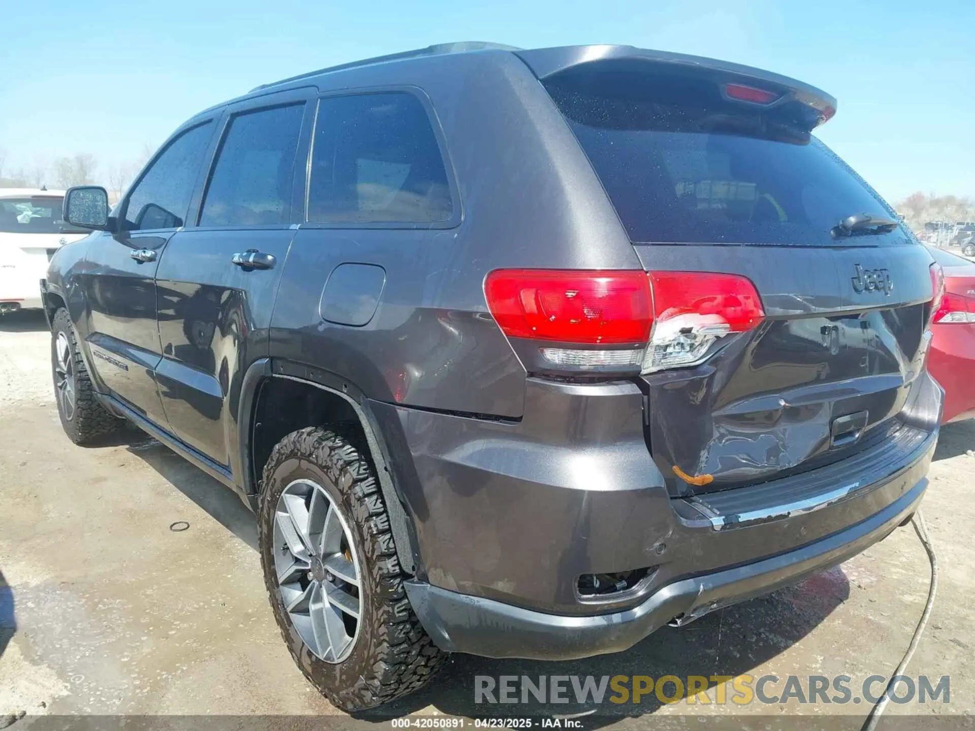 3 Photograph of a damaged car 1C4RJEBG1KC603570 JEEP GRAND CHEROKEE 2019