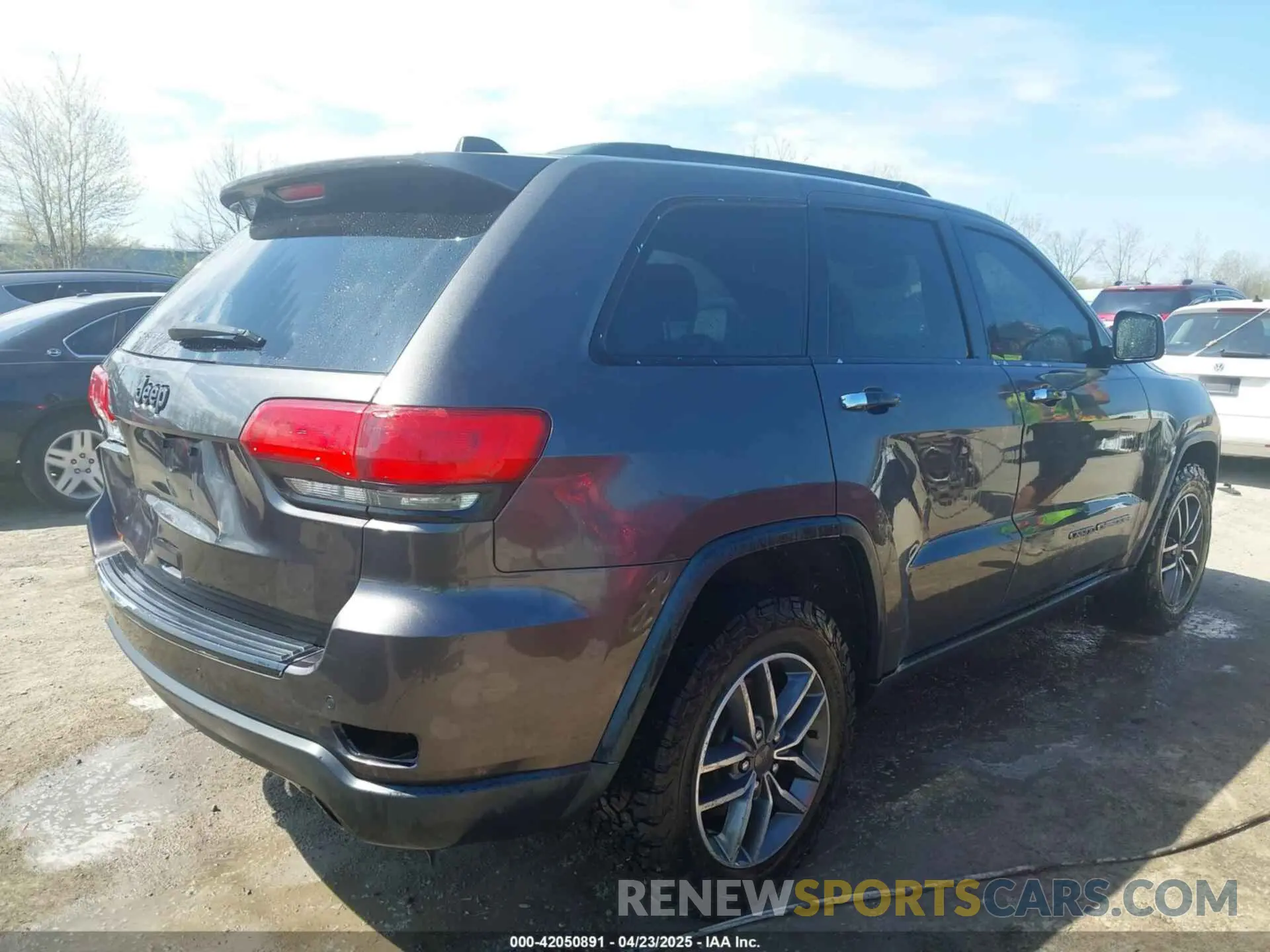 4 Photograph of a damaged car 1C4RJEBG1KC603570 JEEP GRAND CHEROKEE 2019
