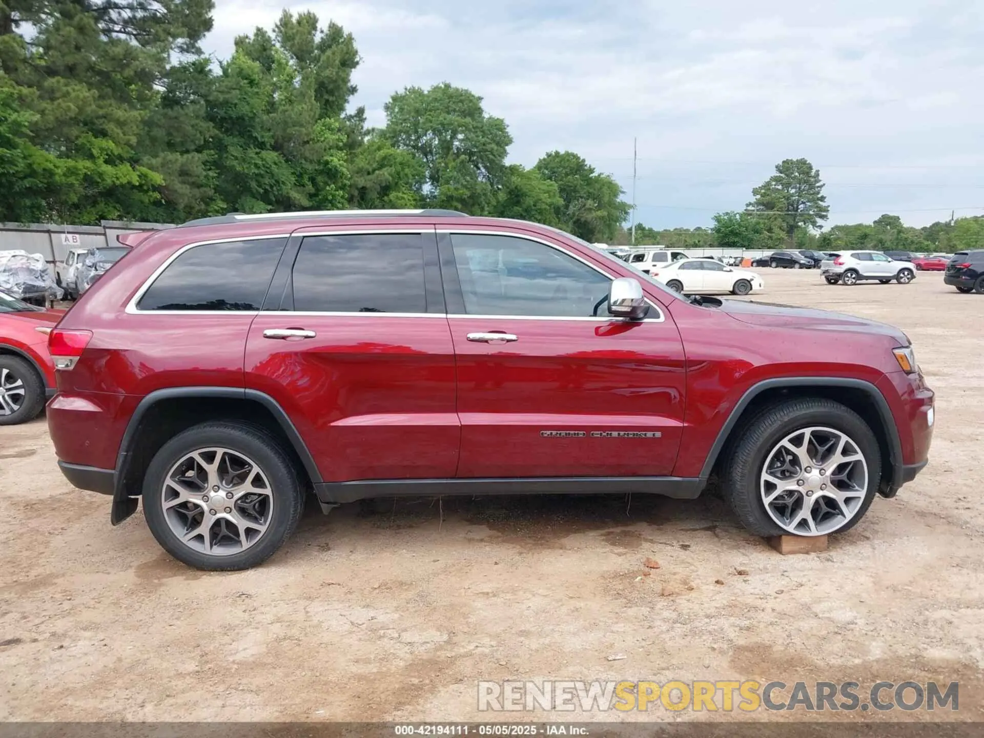 12 Photograph of a damaged car 1C4RJEBG2KC624380 JEEP GRAND CHEROKEE 2019