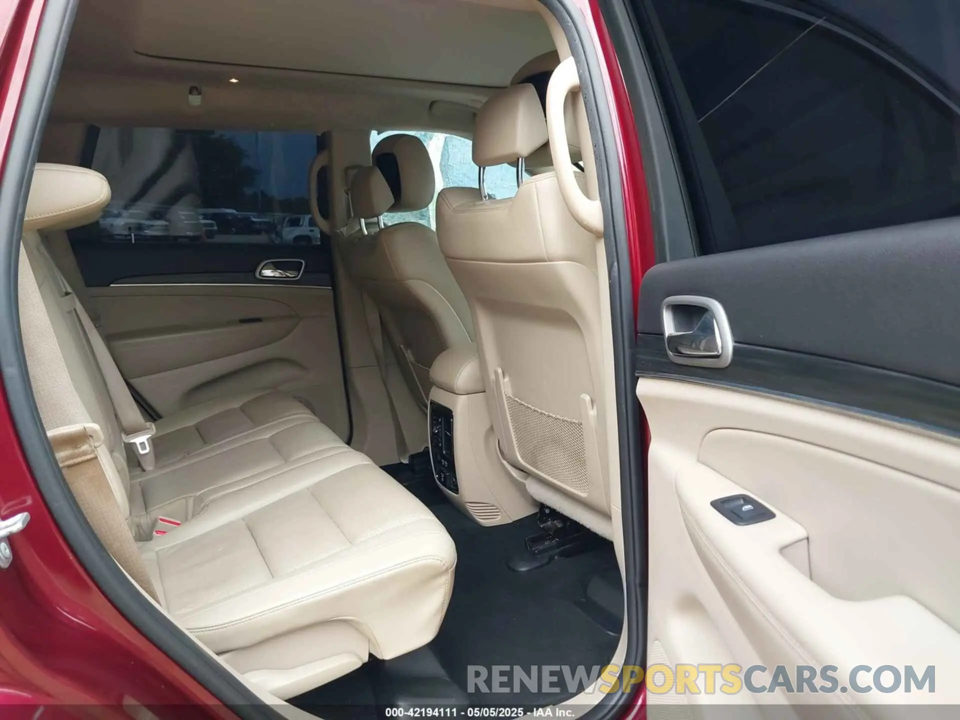 8 Photograph of a damaged car 1C4RJEBG2KC624380 JEEP GRAND CHEROKEE 2019