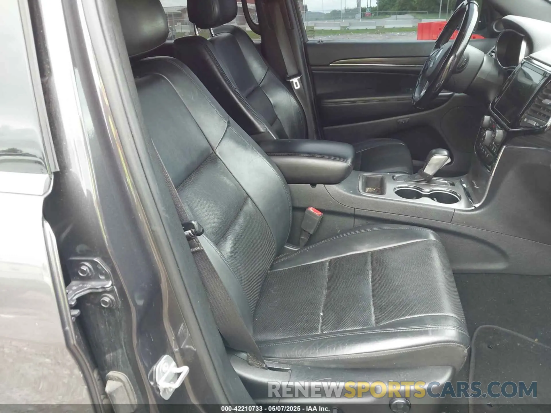 5 Photograph of a damaged car 1C4RJEBG3KC715755 JEEP GRAND CHEROKEE 2019