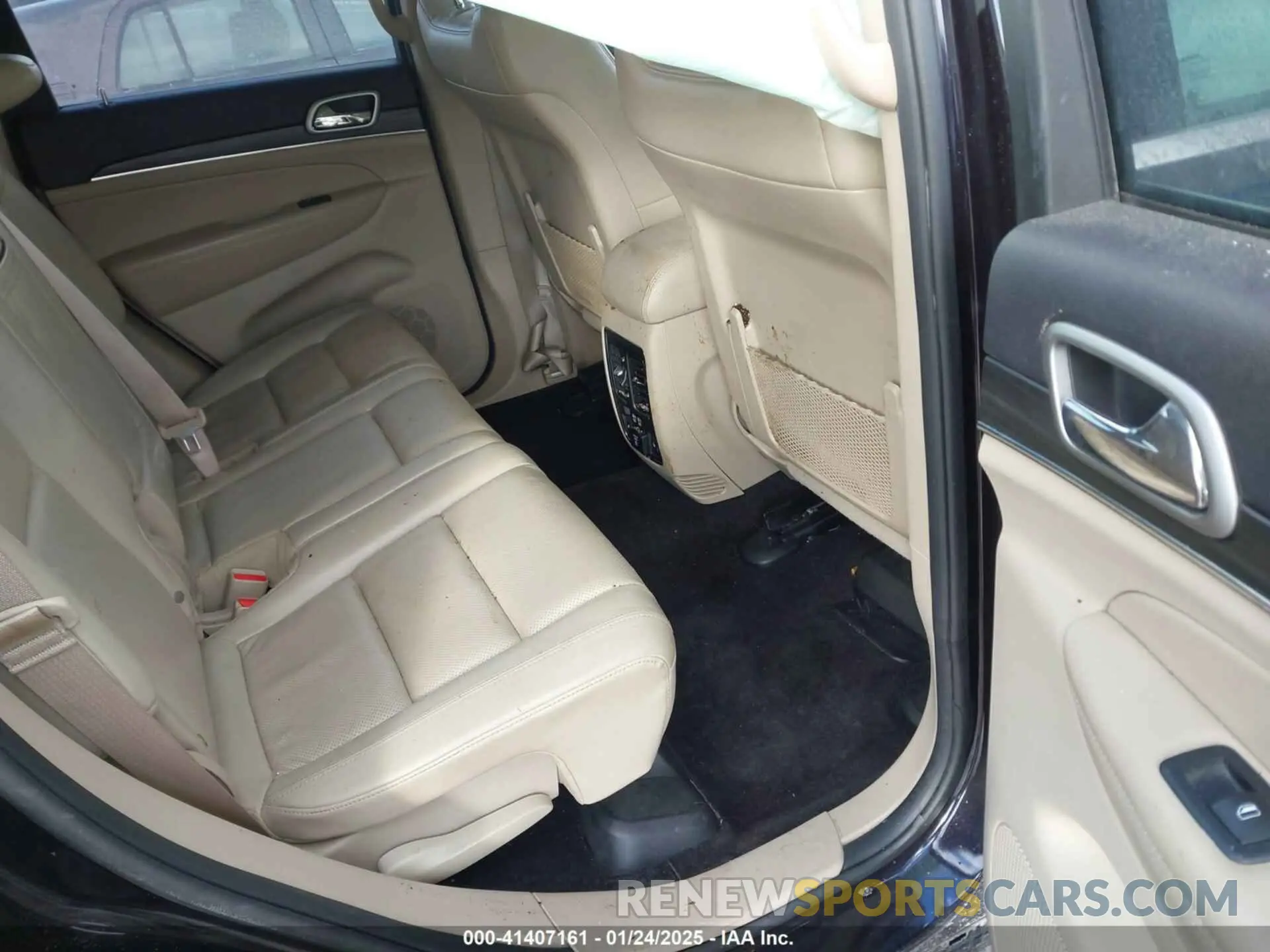 8 Photograph of a damaged car 1C4RJEBG4KC630245 JEEP GRAND CHEROKEE 2019