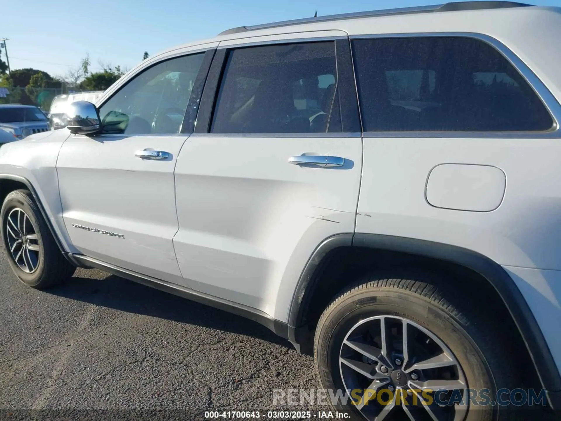 17 Photograph of a damaged car 1C4RJEBG4KC643965 JEEP GRAND CHEROKEE 2019