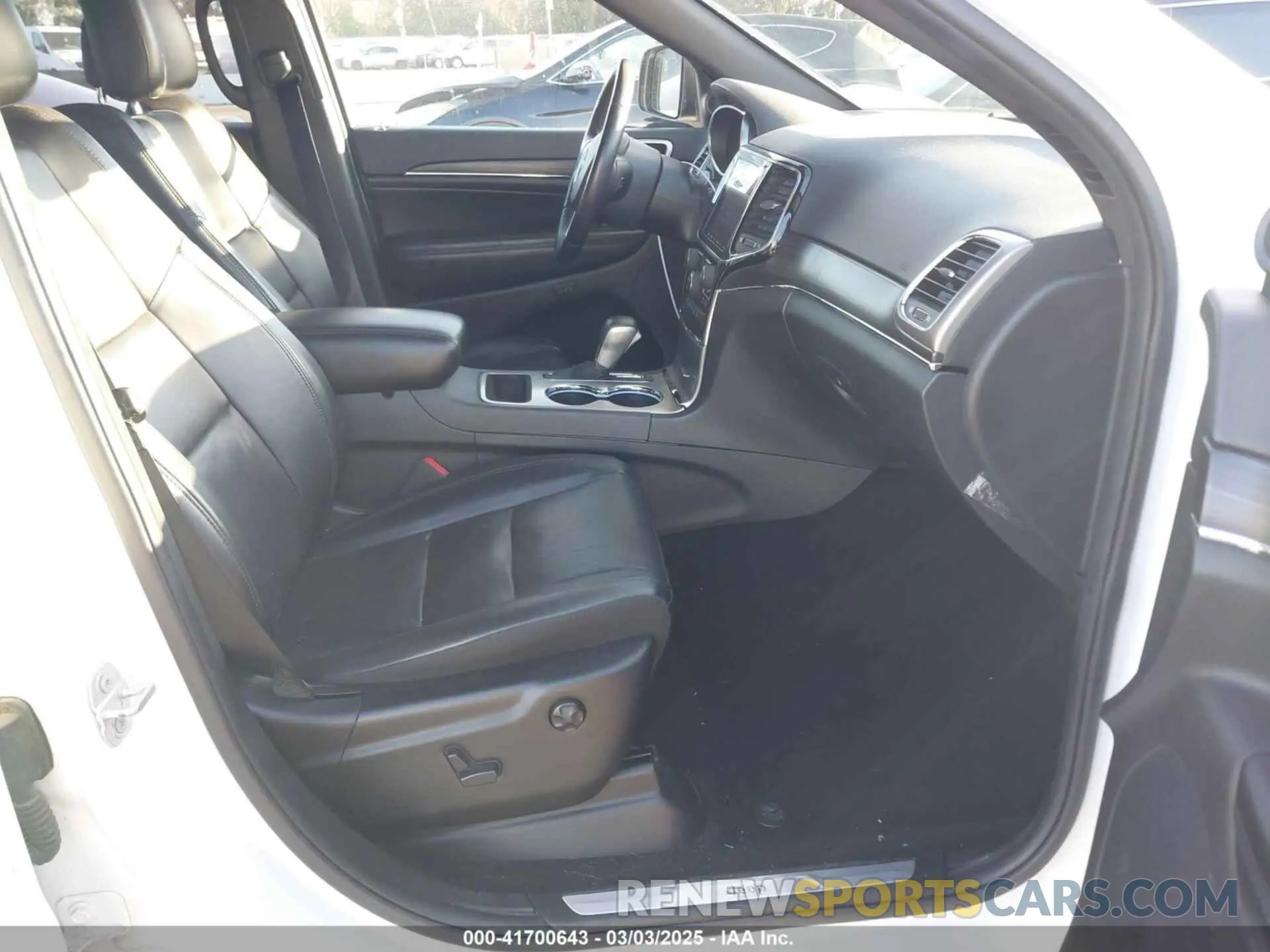 5 Photograph of a damaged car 1C4RJEBG4KC643965 JEEP GRAND CHEROKEE 2019