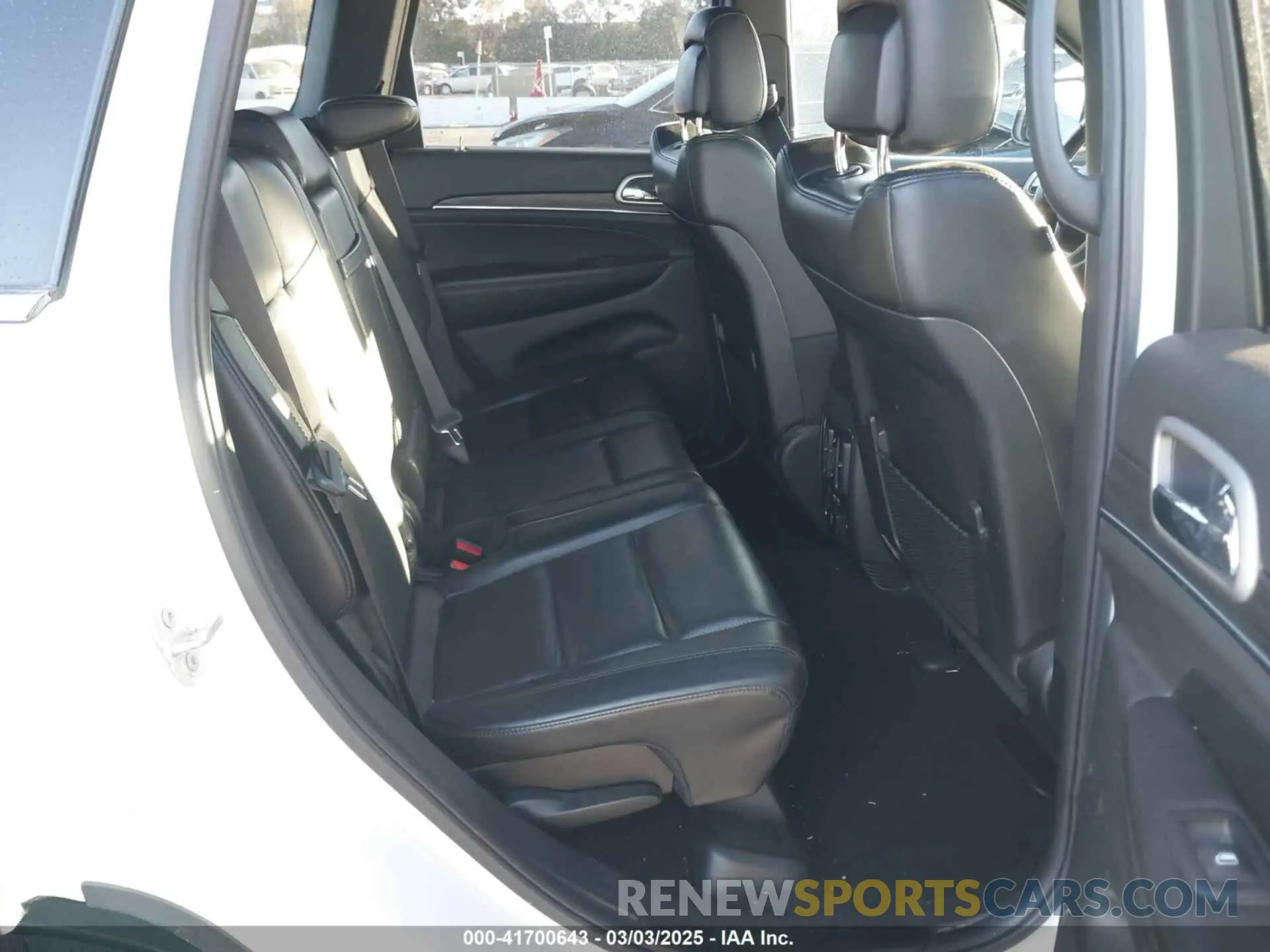 8 Photograph of a damaged car 1C4RJEBG4KC643965 JEEP GRAND CHEROKEE 2019