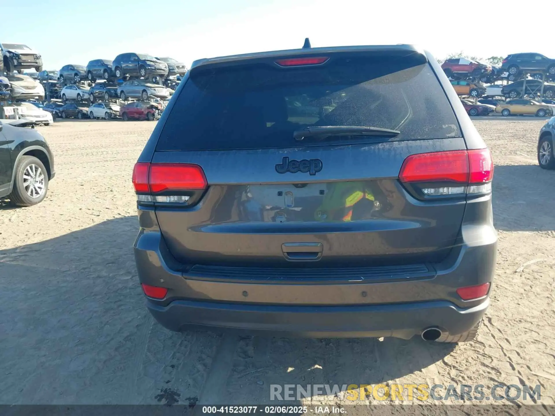 17 Photograph of a damaged car 1C4RJEBG4KC698111 JEEP GRAND CHEROKEE 2019