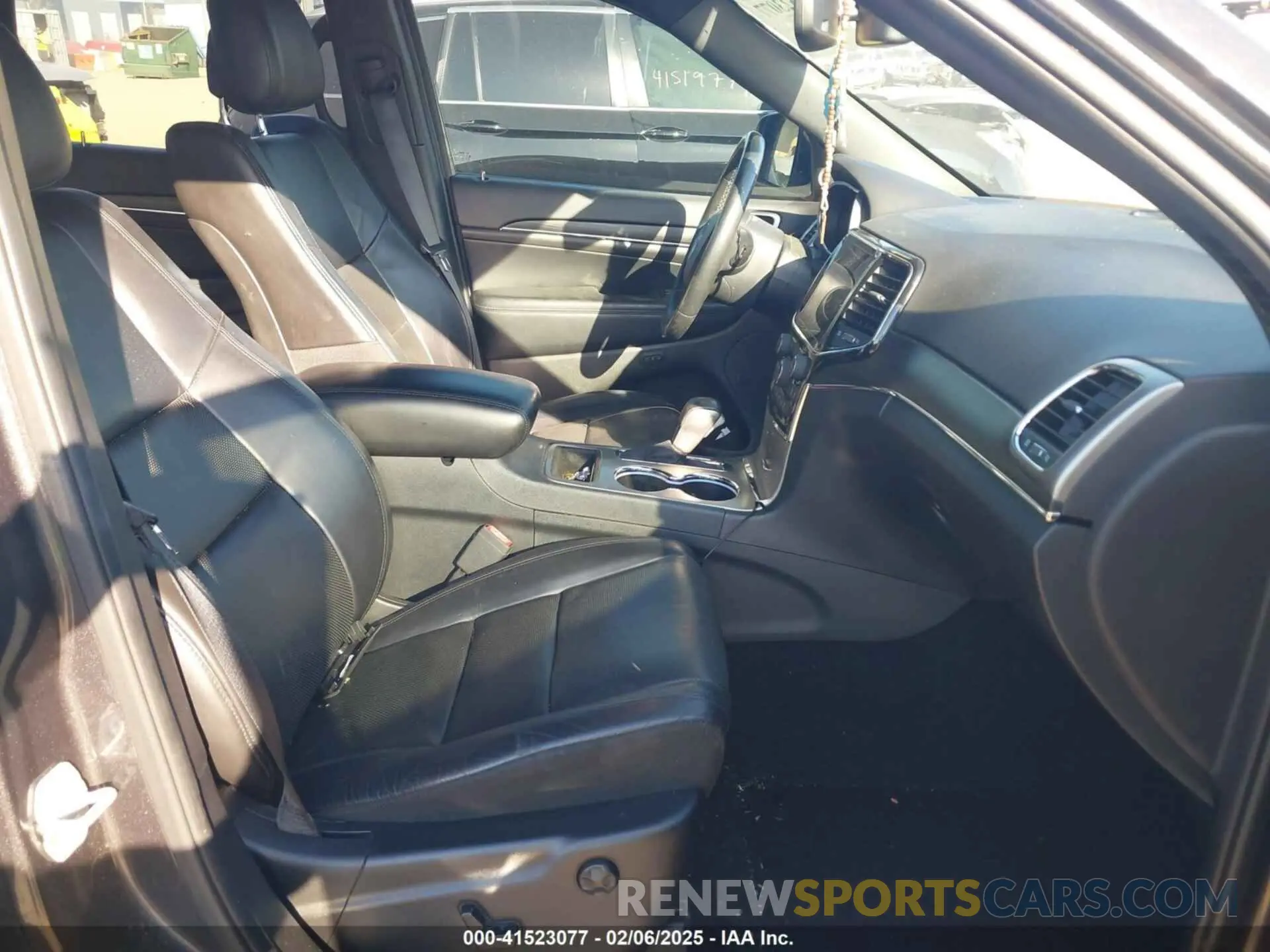 5 Photograph of a damaged car 1C4RJEBG4KC698111 JEEP GRAND CHEROKEE 2019