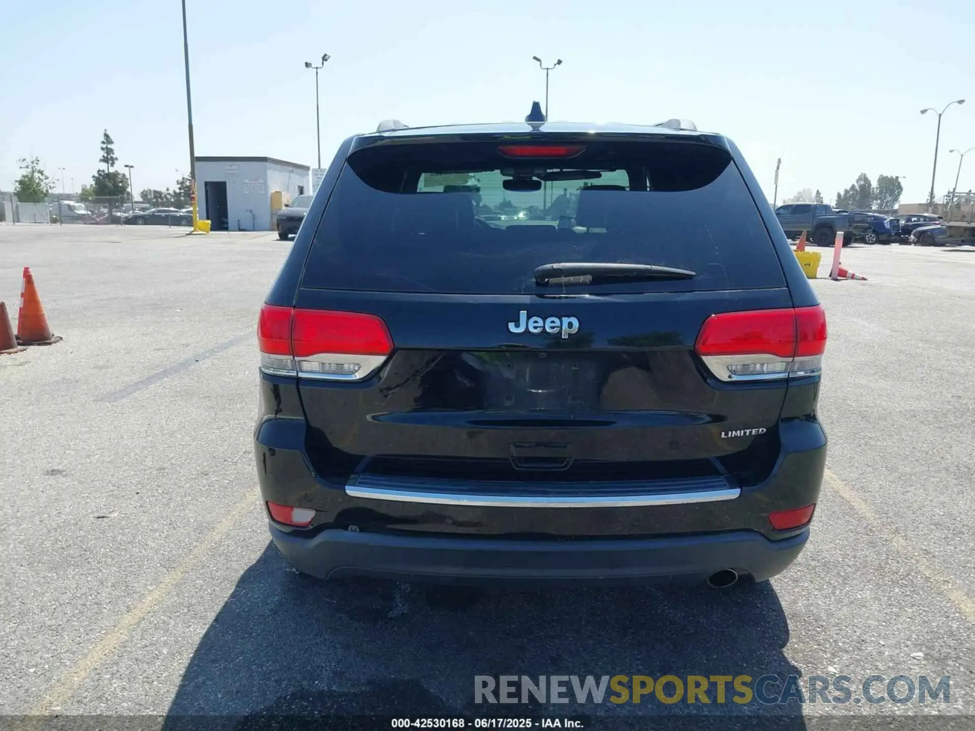 17 Photograph of a damaged car 1C4RJEBG5KC657227 JEEP GRAND CHEROKEE 2019
