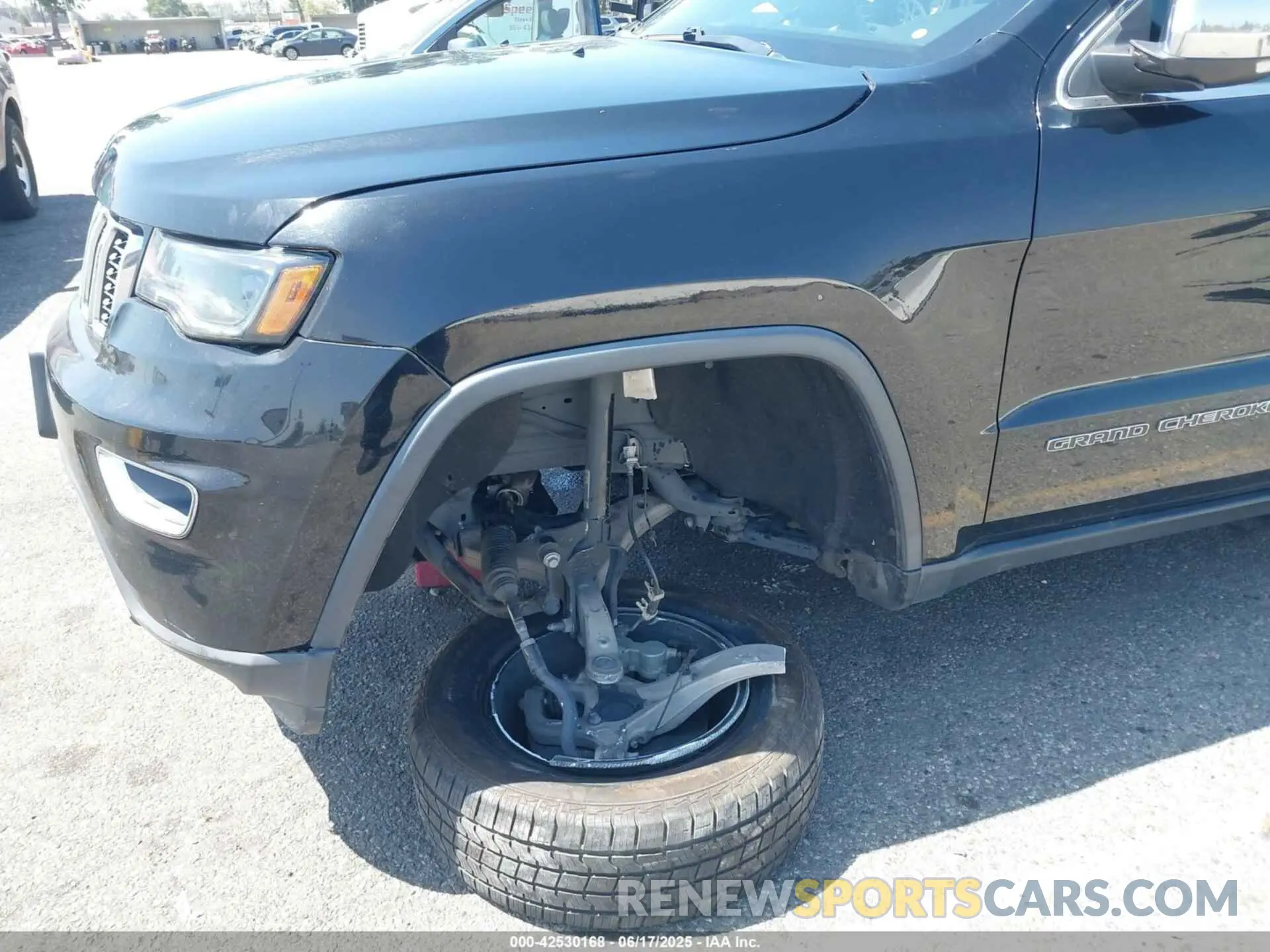 18 Photograph of a damaged car 1C4RJEBG5KC657227 JEEP GRAND CHEROKEE 2019