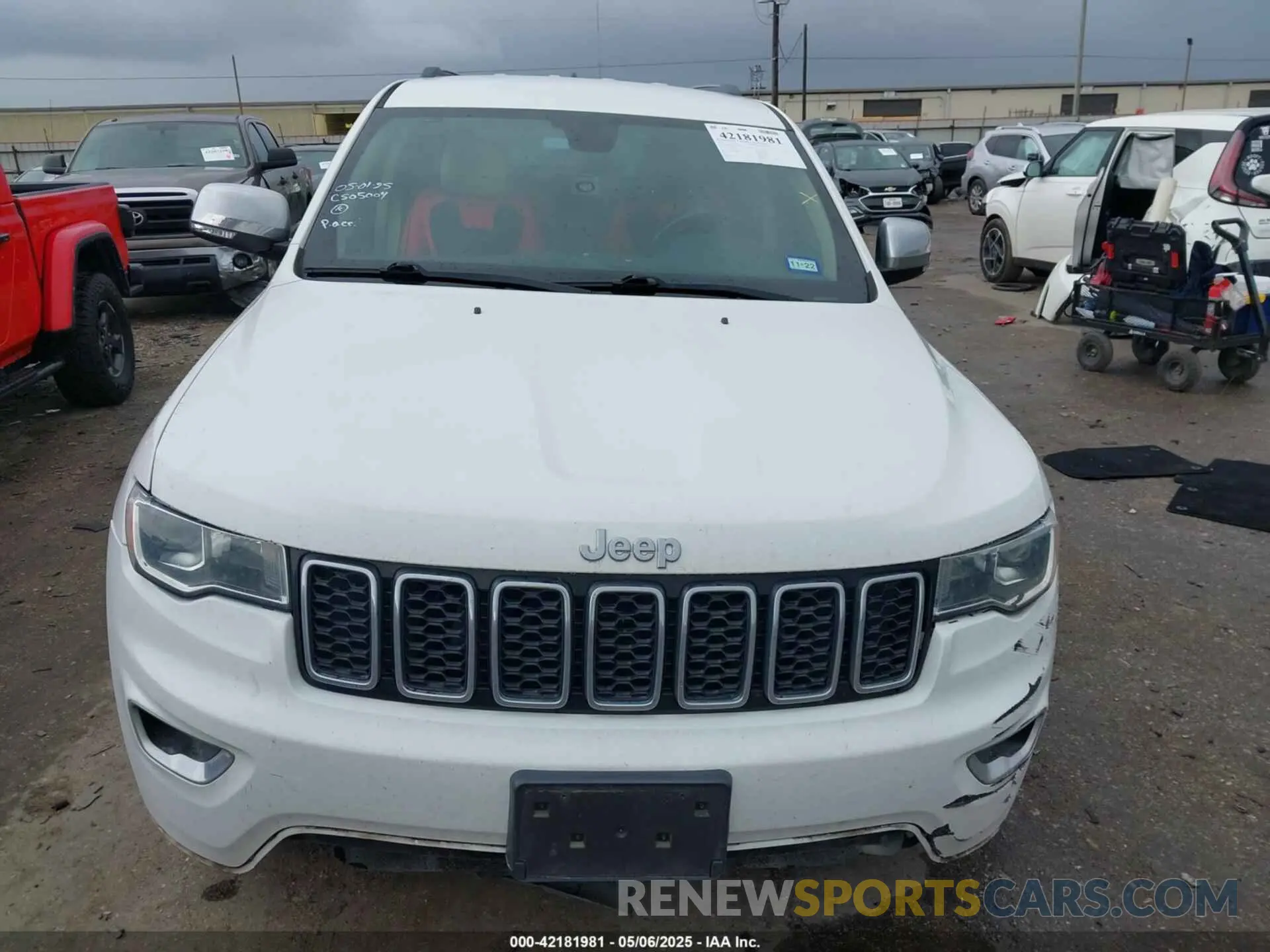 12 Photograph of a damaged car 1C4RJEBG5KC816926 JEEP GRAND CHEROKEE 2019