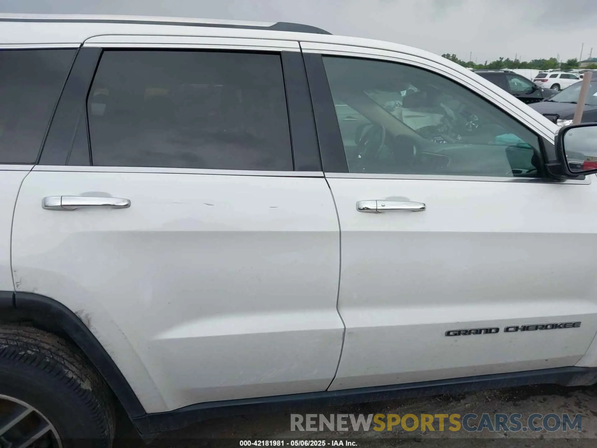 13 Photograph of a damaged car 1C4RJEBG5KC816926 JEEP GRAND CHEROKEE 2019