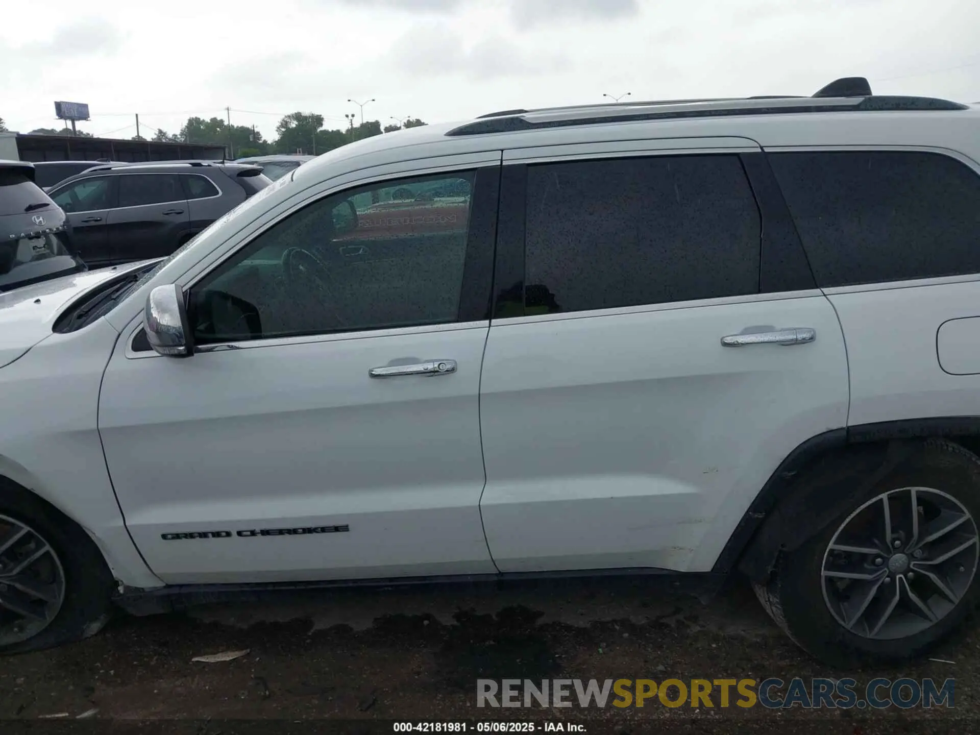 14 Photograph of a damaged car 1C4RJEBG5KC816926 JEEP GRAND CHEROKEE 2019