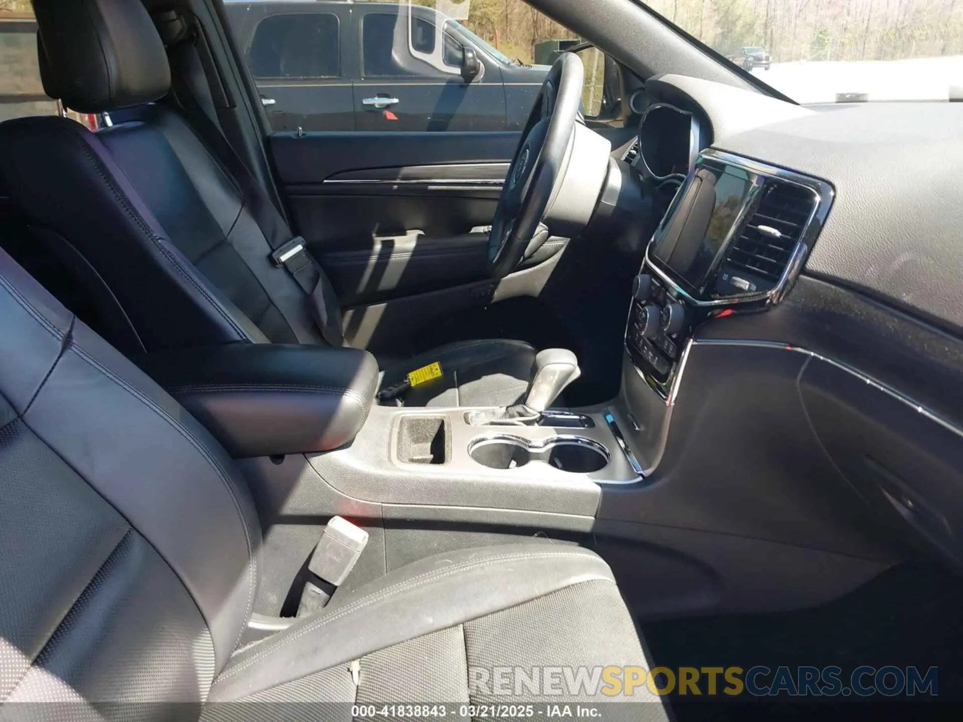 5 Photograph of a damaged car 1C4RJEBG6KC698028 JEEP GRAND CHEROKEE 2019