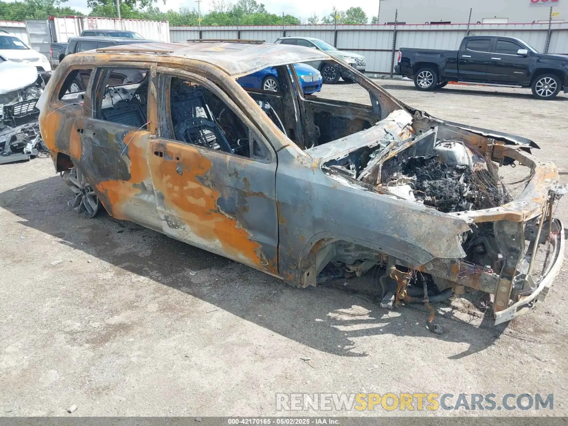 1 Photograph of a damaged car 1C4RJEBG6KC751424 JEEP GRAND CHEROKEE 2019
