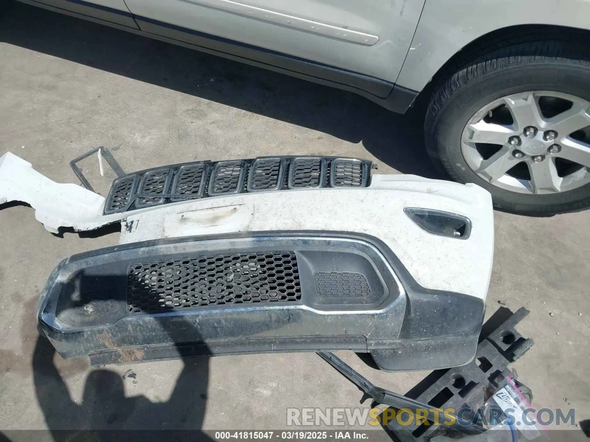 12 Photograph of a damaged car 1C4RJEBG7KC680587 JEEP GRAND CHEROKEE 2019
