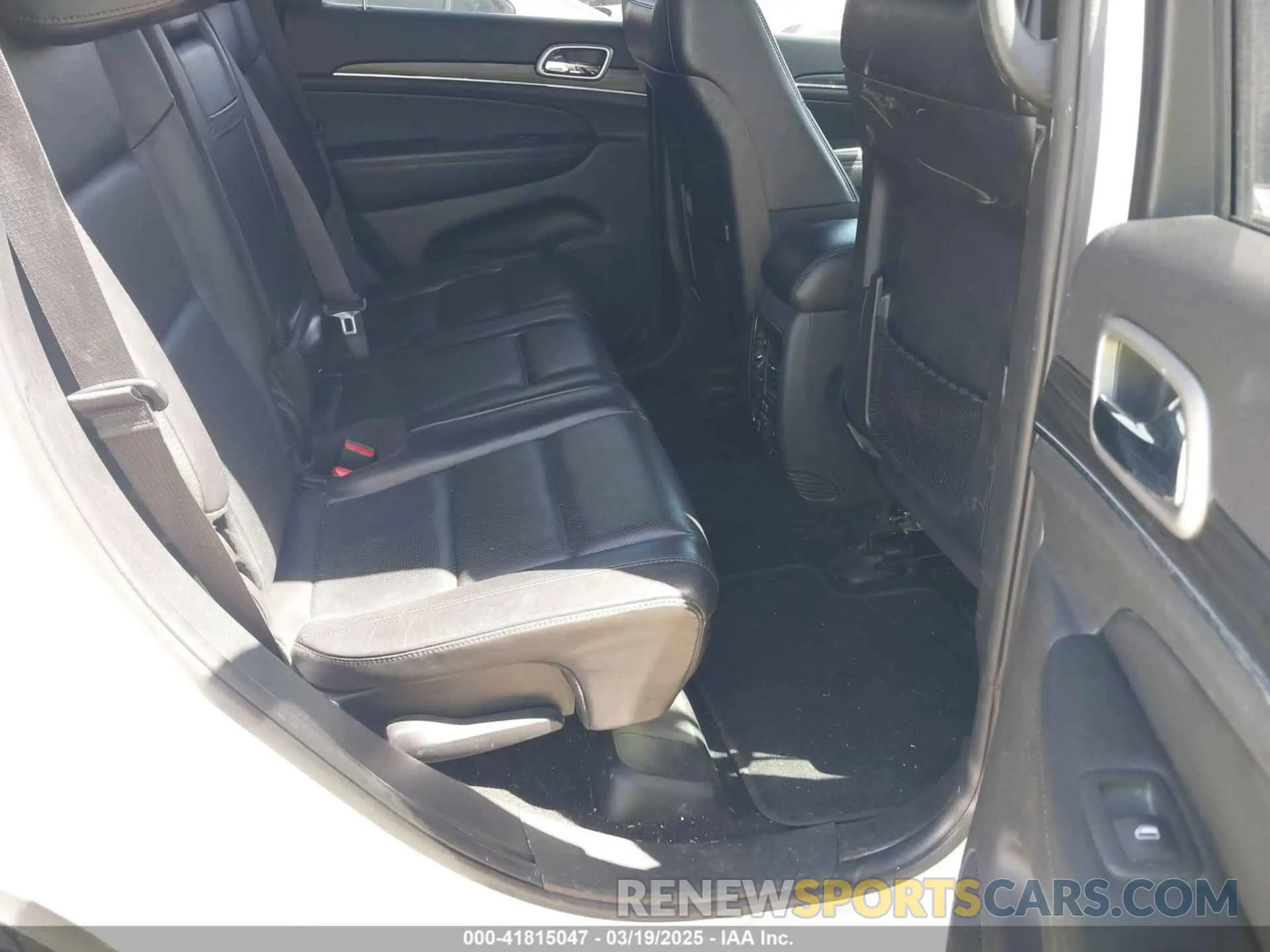 8 Photograph of a damaged car 1C4RJEBG7KC680587 JEEP GRAND CHEROKEE 2019