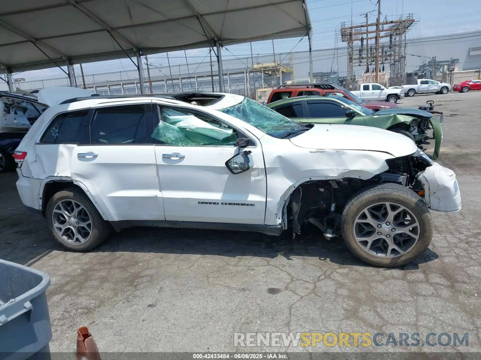13 Photograph of a damaged car 1C4RJEBG7KC680959 JEEP GRAND CHEROKEE 2019
