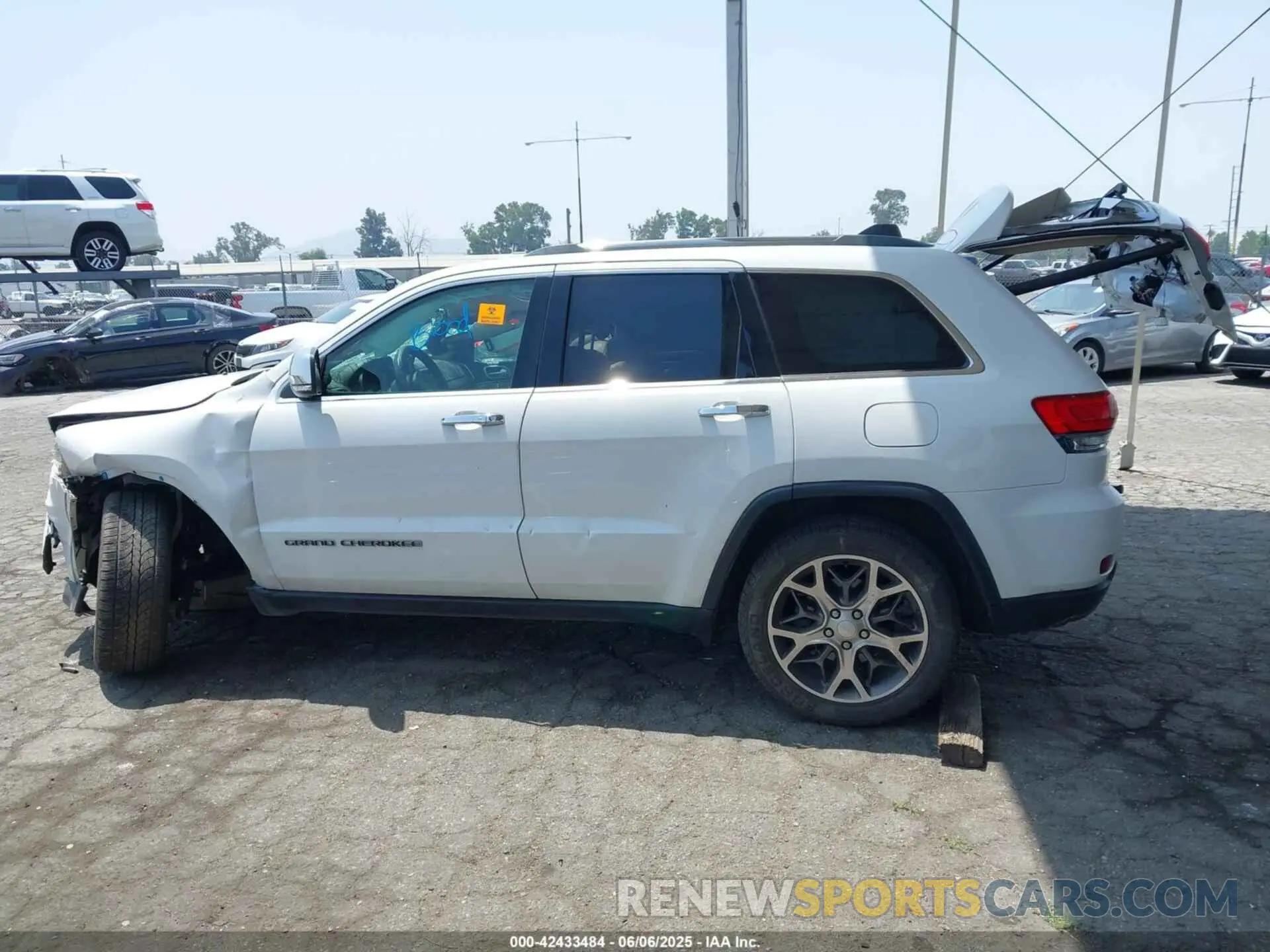 14 Photograph of a damaged car 1C4RJEBG7KC680959 JEEP GRAND CHEROKEE 2019