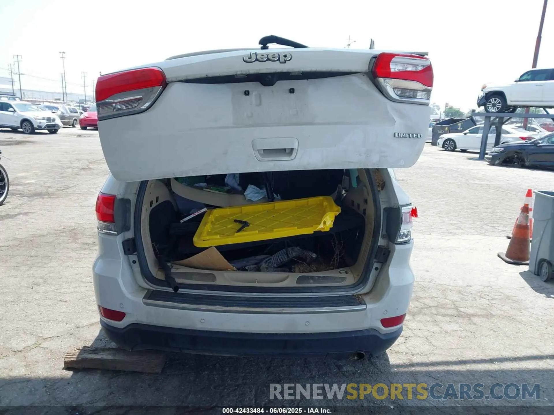 16 Photograph of a damaged car 1C4RJEBG7KC680959 JEEP GRAND CHEROKEE 2019