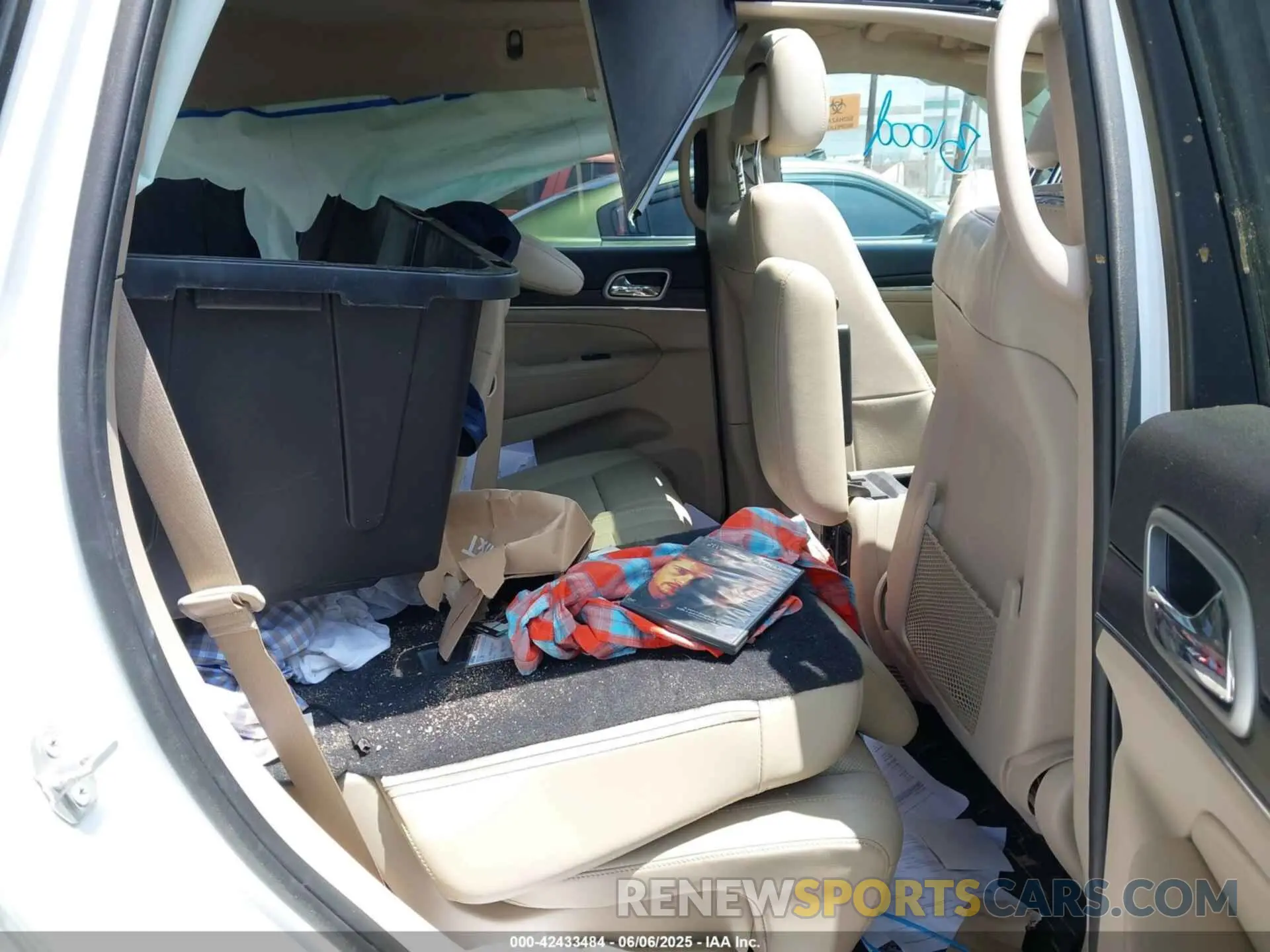 8 Photograph of a damaged car 1C4RJEBG7KC680959 JEEP GRAND CHEROKEE 2019