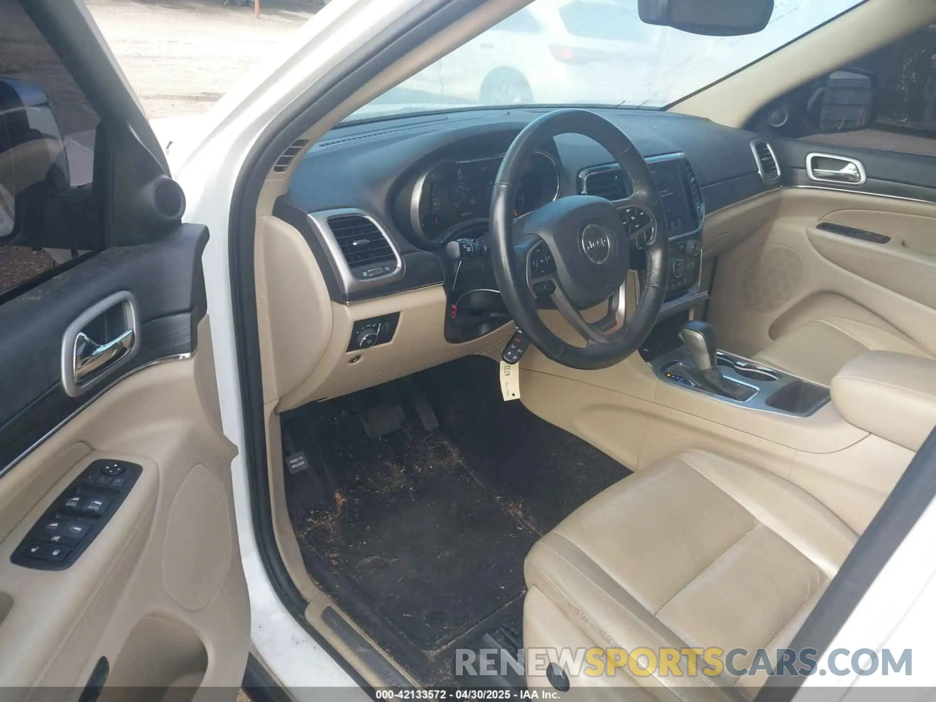 18 Photograph of a damaged car 1C4RJEBG8KC556313 JEEP GRAND CHEROKEE 2019