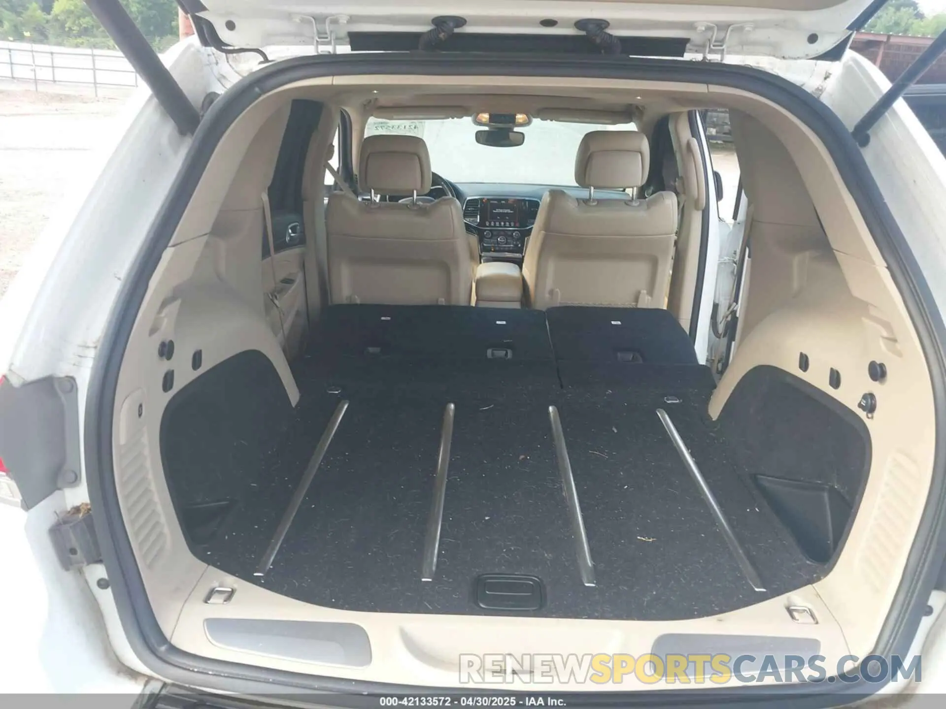 19 Photograph of a damaged car 1C4RJEBG8KC556313 JEEP GRAND CHEROKEE 2019