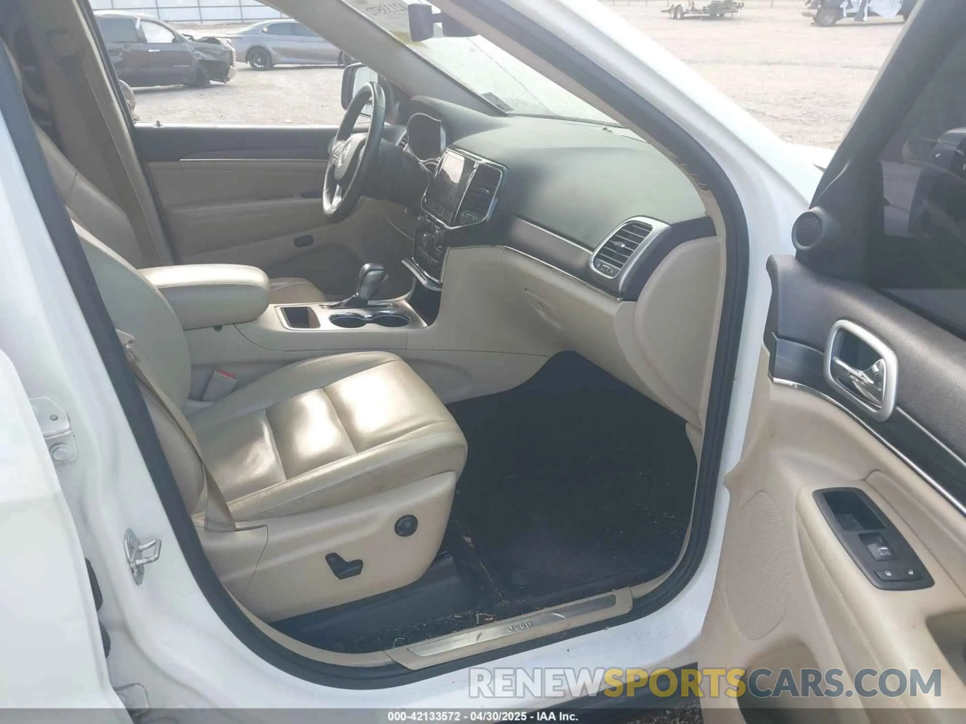 5 Photograph of a damaged car 1C4RJEBG8KC556313 JEEP GRAND CHEROKEE 2019